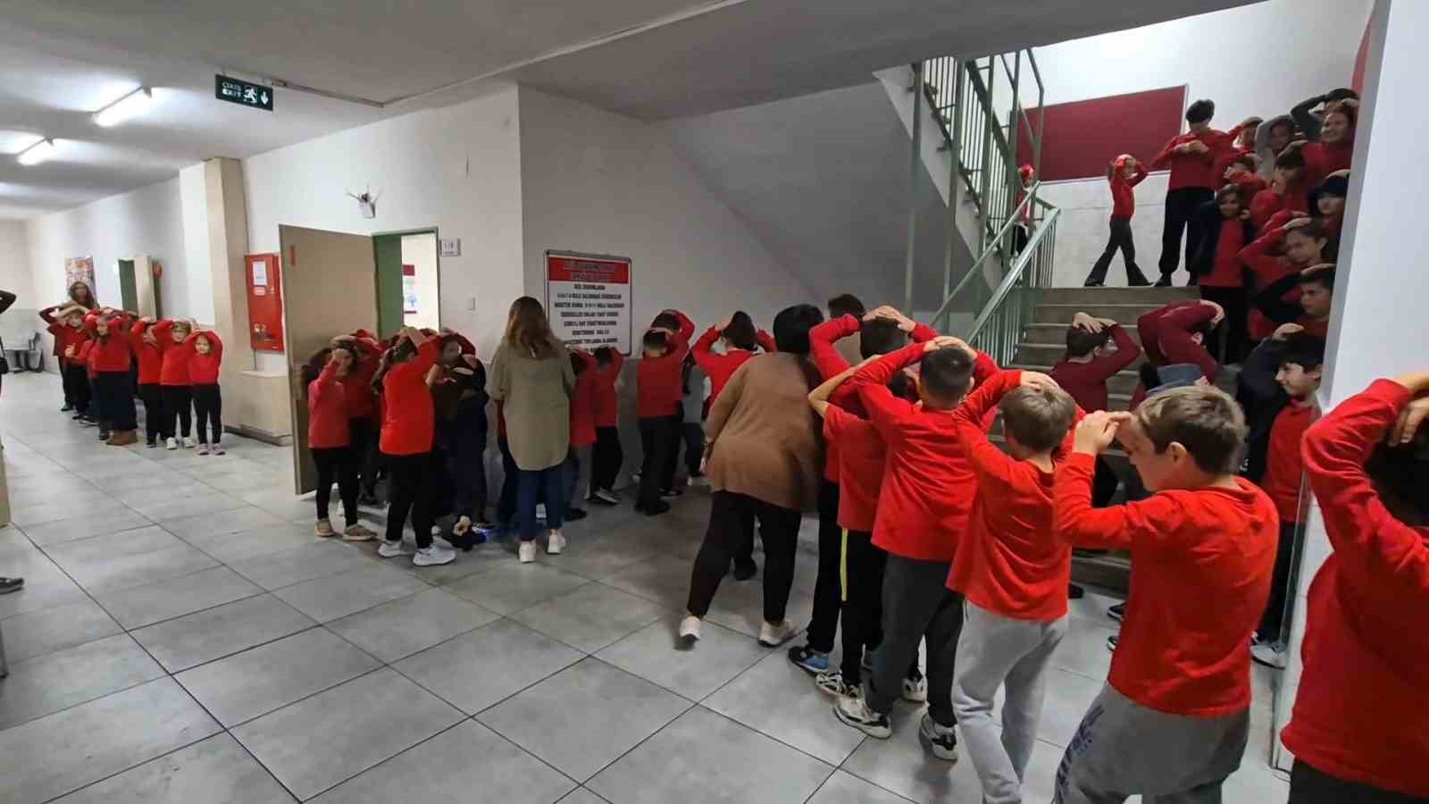 Okulda deprem tatbikatı gerçeği aratmadı