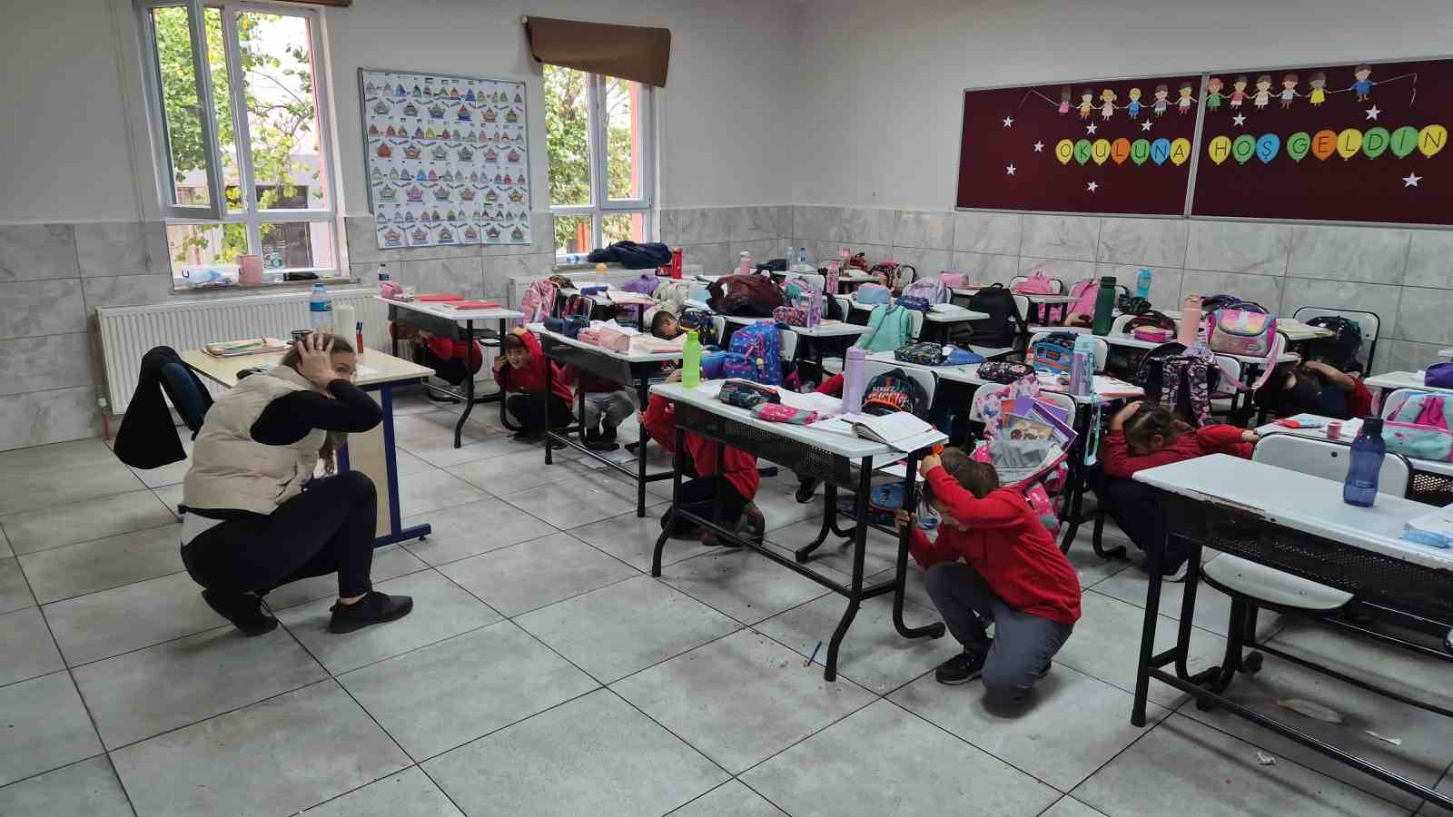 Okulda deprem tatbikatı ger&ccedil;eği aratmadı

