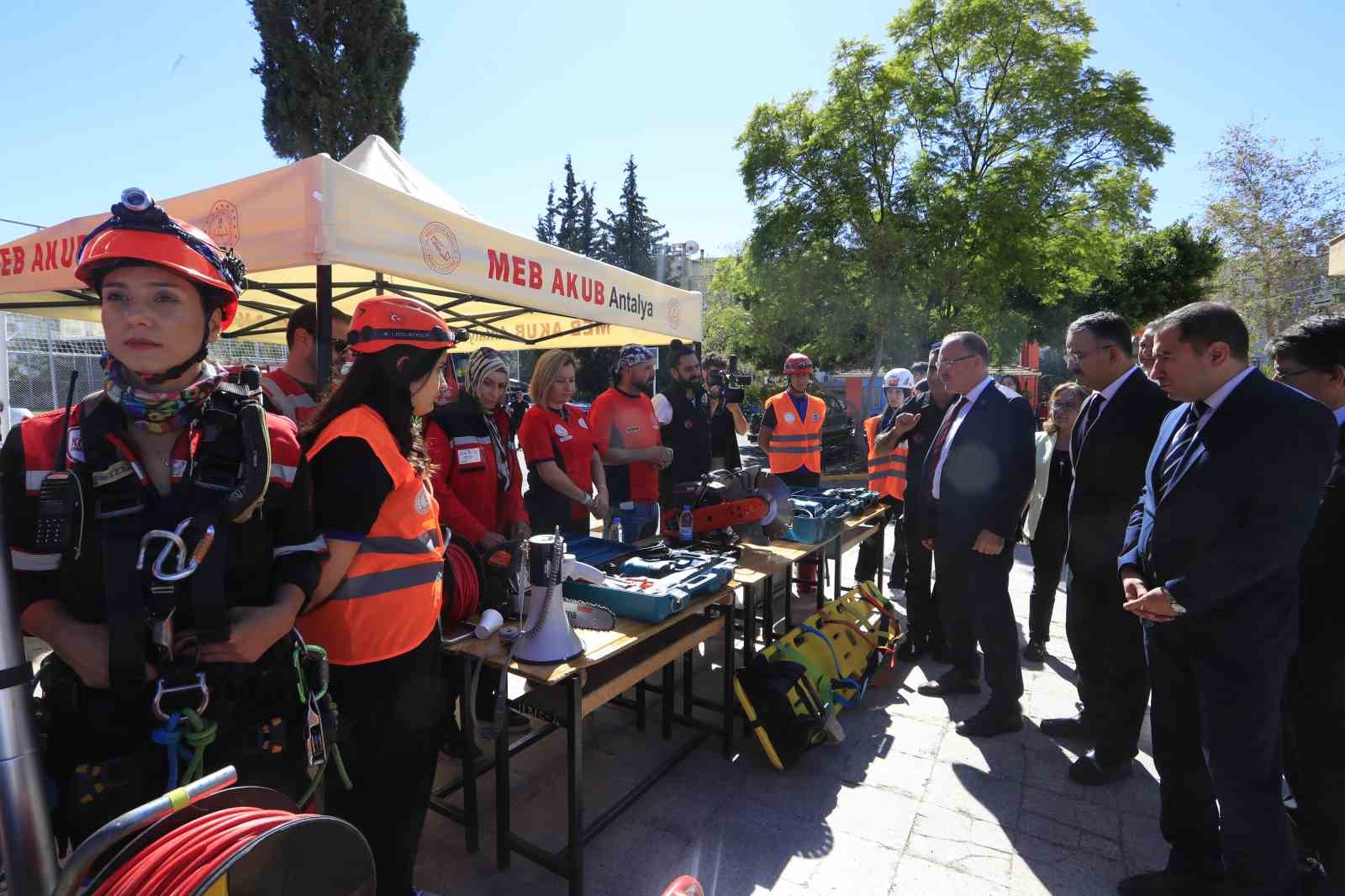 Antalya’da deprem tahliye tatbikatı gerçekleştirildi