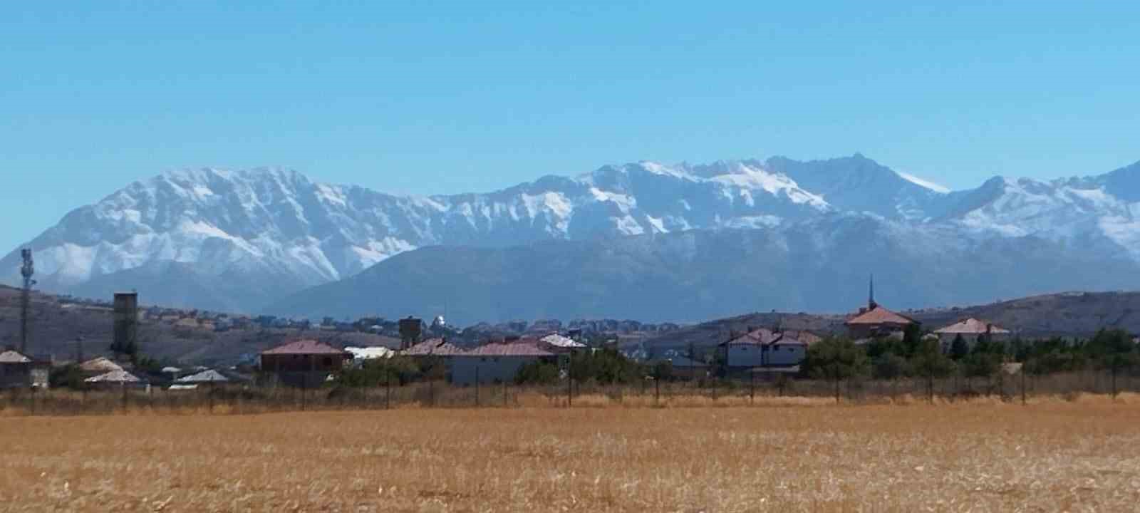 Binboğa Dağı beyaza b&uuml;r&uuml;nd&uuml;
