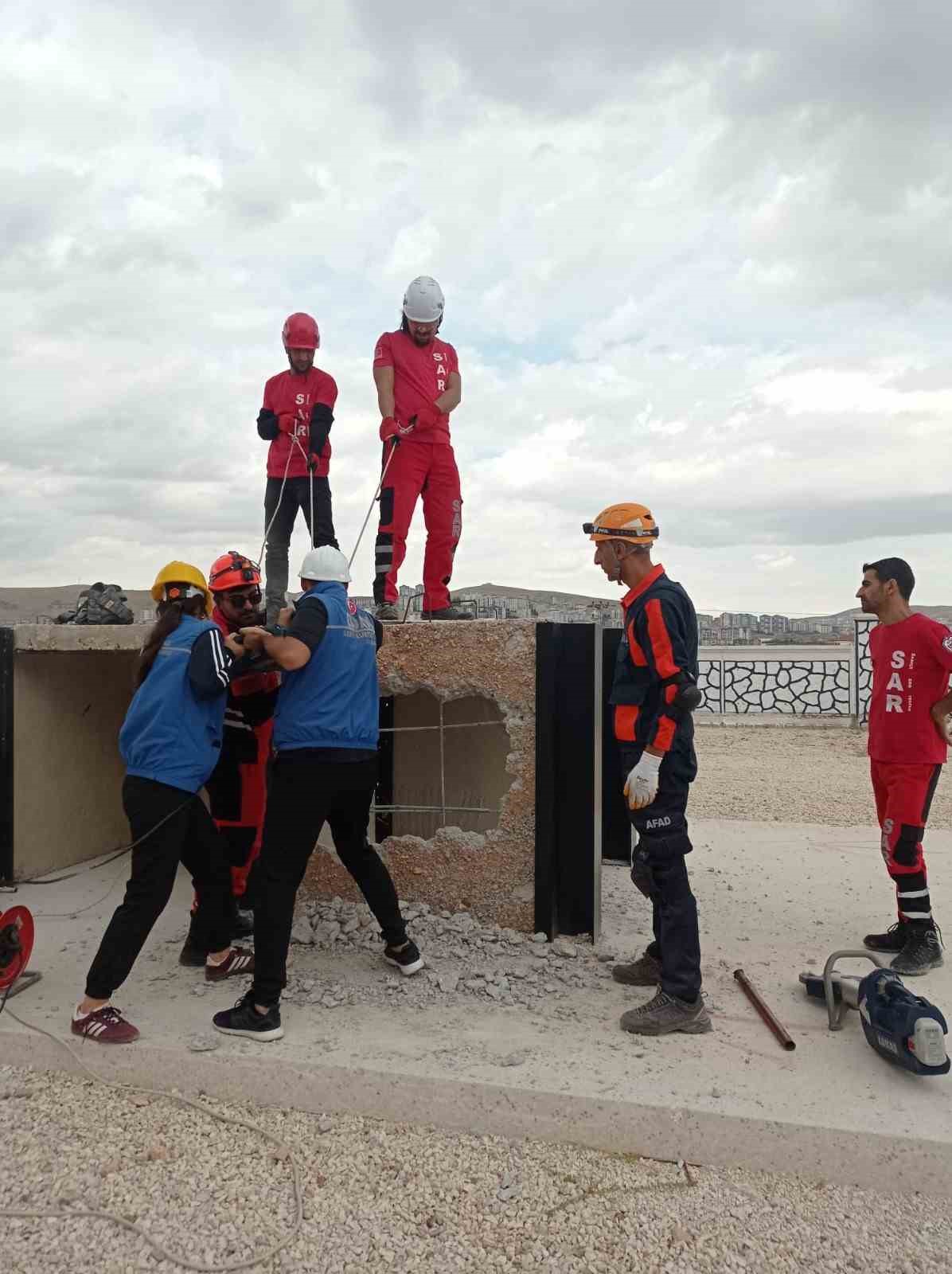Elazığ&rsquo;da arama kurtarma eğitimleri s&uuml;r&uuml;yor

