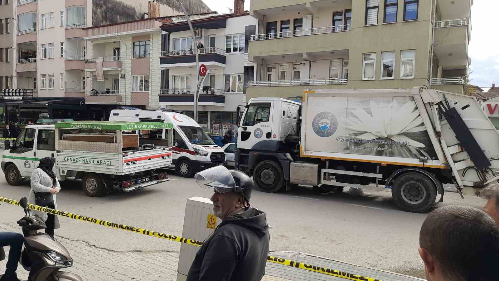 Vezirk&ouml;pr&uuml; Belediyesi &ccedil;&ouml;p kamyonunun &ccedil;arptığı yaşlı adam &ouml;ld&uuml;
