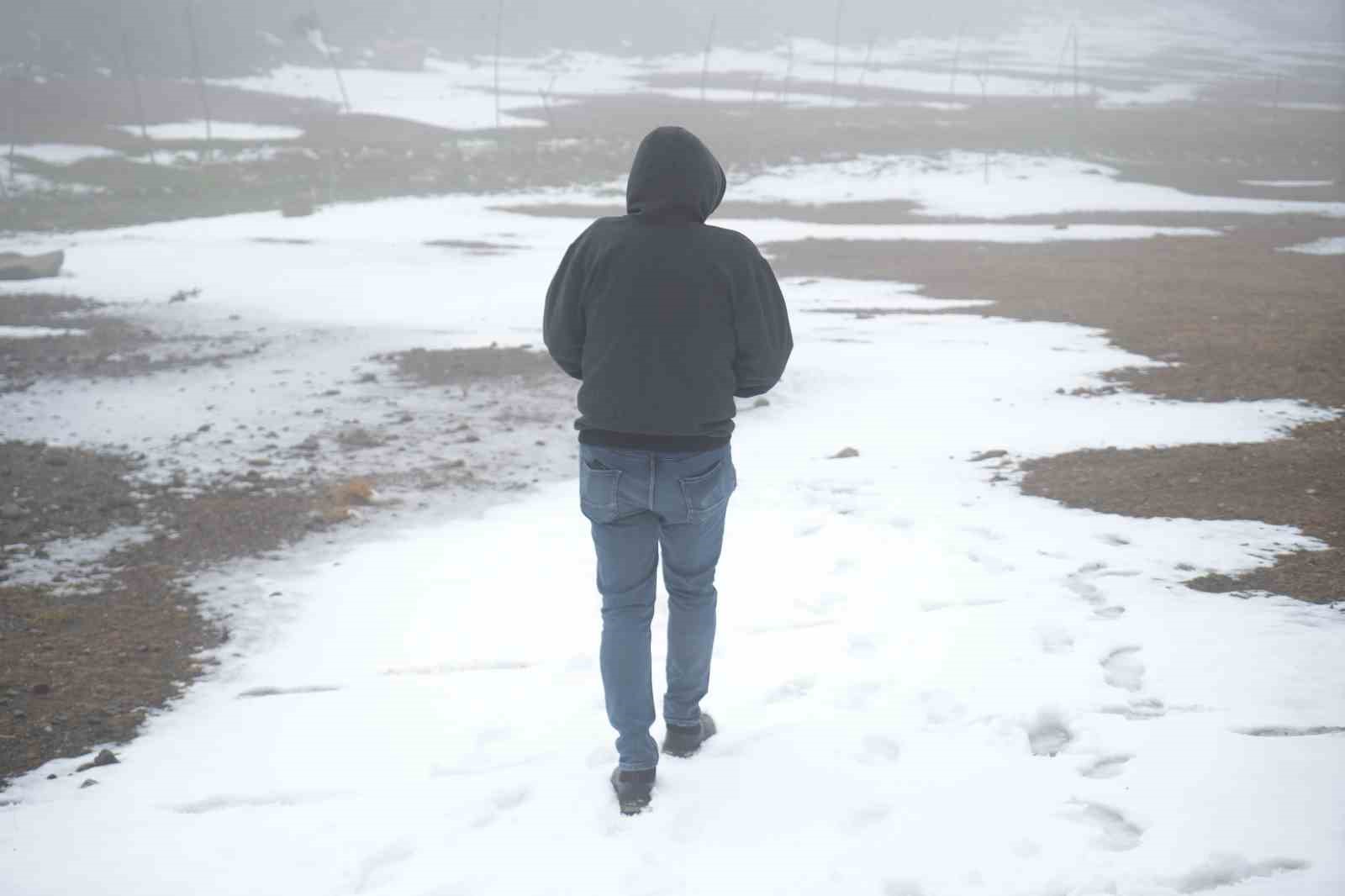 Muş’a mevsimin ilk karı yağdı