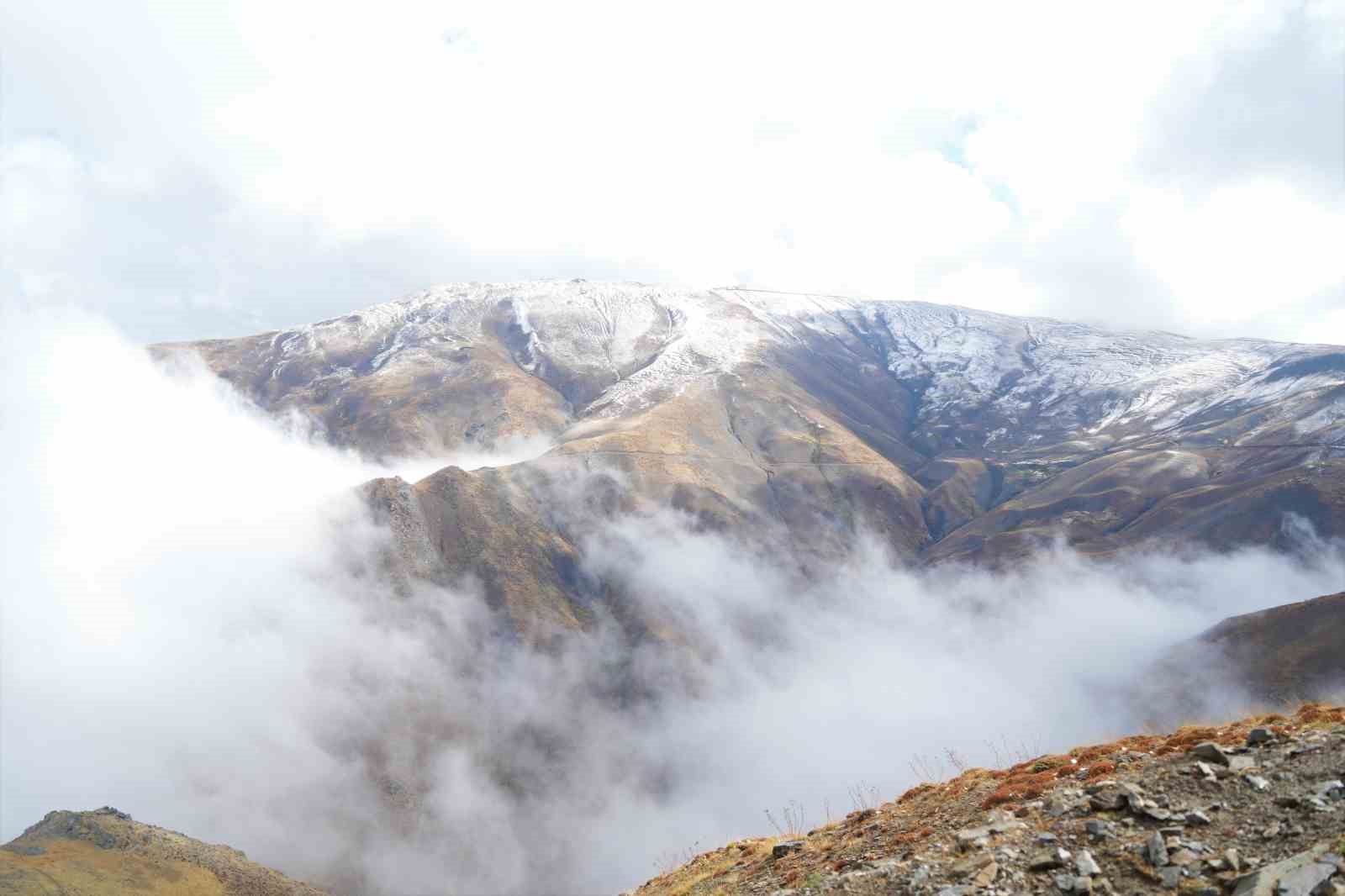 Muş&rsquo;a mevsimin ilk karı yağdı
