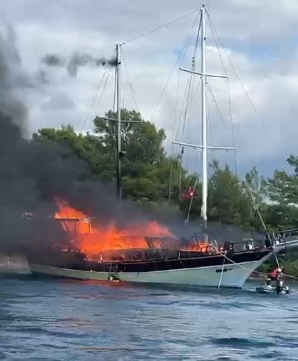G&ouml;cek&rsquo;te tekne yangını
