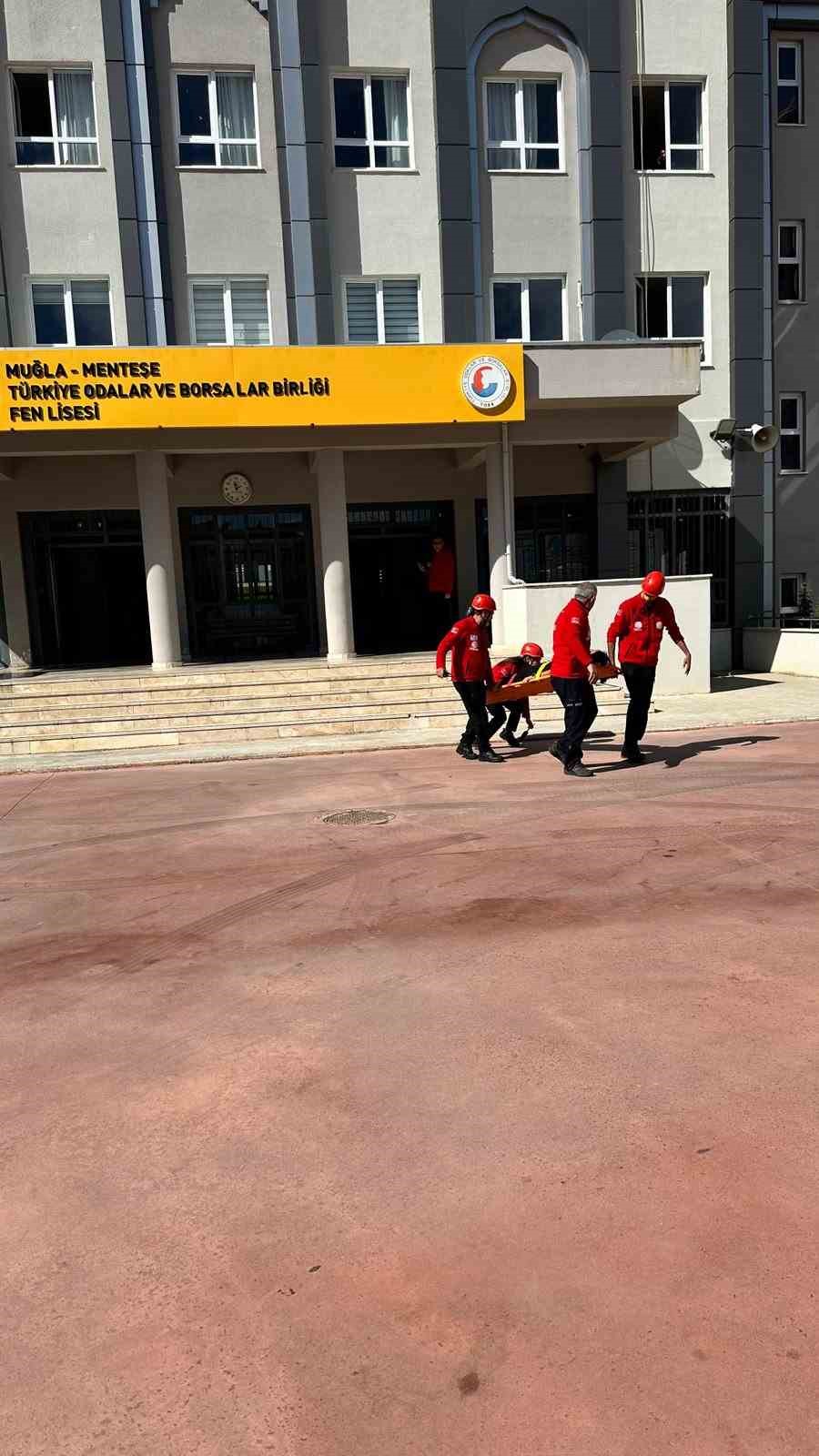 Menteşe’deki lisede deprem tatbikatı gerçekleştirildi 