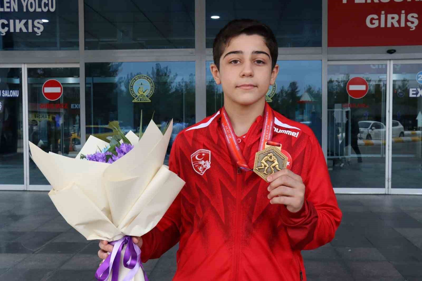 Balkan şampiyonu memleketi Şanlıurfa’da coşkuyla karşılandı