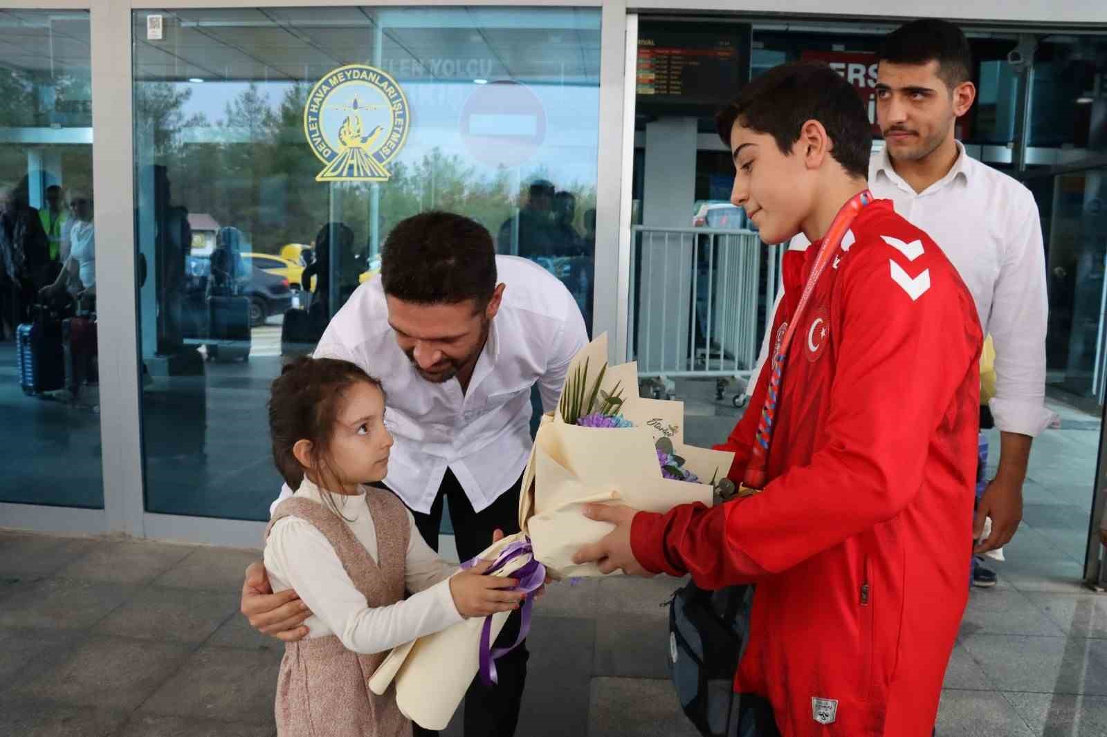 Balkan şampiyonu memleketi Şanlıurfa&rsquo;da coşkuyla karşılandı
