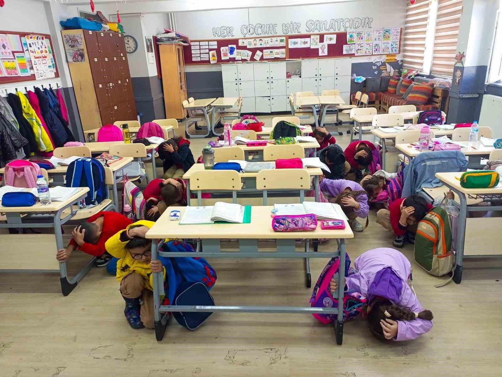 Balıkesir’de okullarda deprem tatbikatı gerçekleştirildi