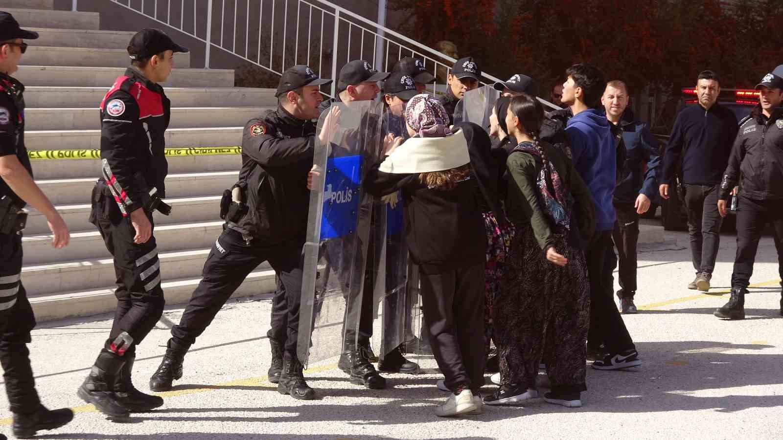 Burdur’da deprem tatbikatında öğrencilerin oyunculuğu gerçeği aratmadı