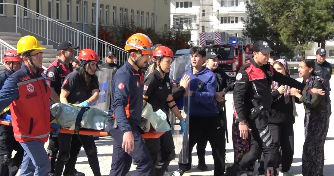 Burdur&rsquo;da deprem tatbikatında &ouml;ğrencilerin oyunculuğu ger&ccedil;eği aratmadı
