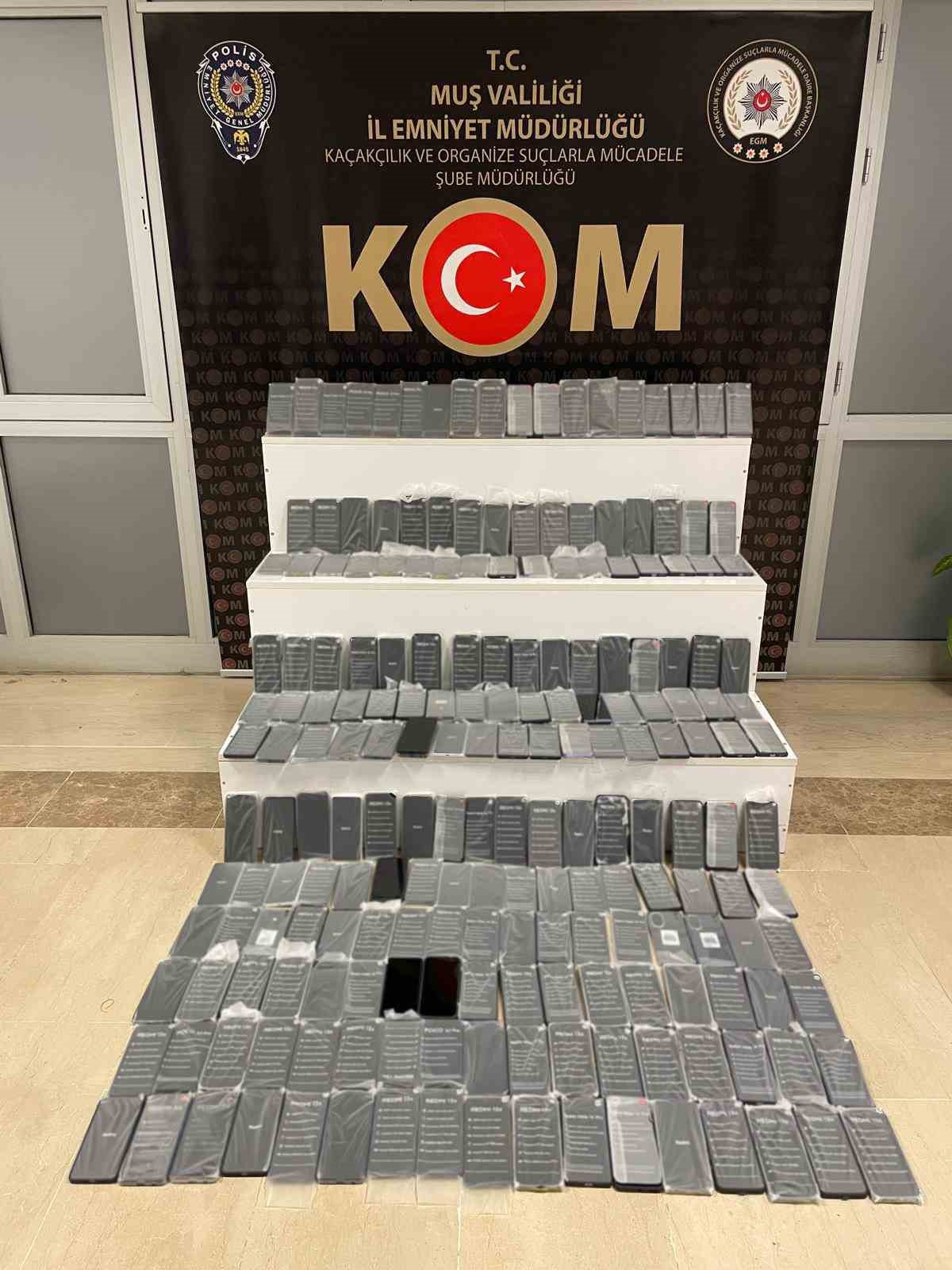 Muş&rsquo;ta 218 ka&ccedil;ak cep telefonu ele ge&ccedil;irildi
