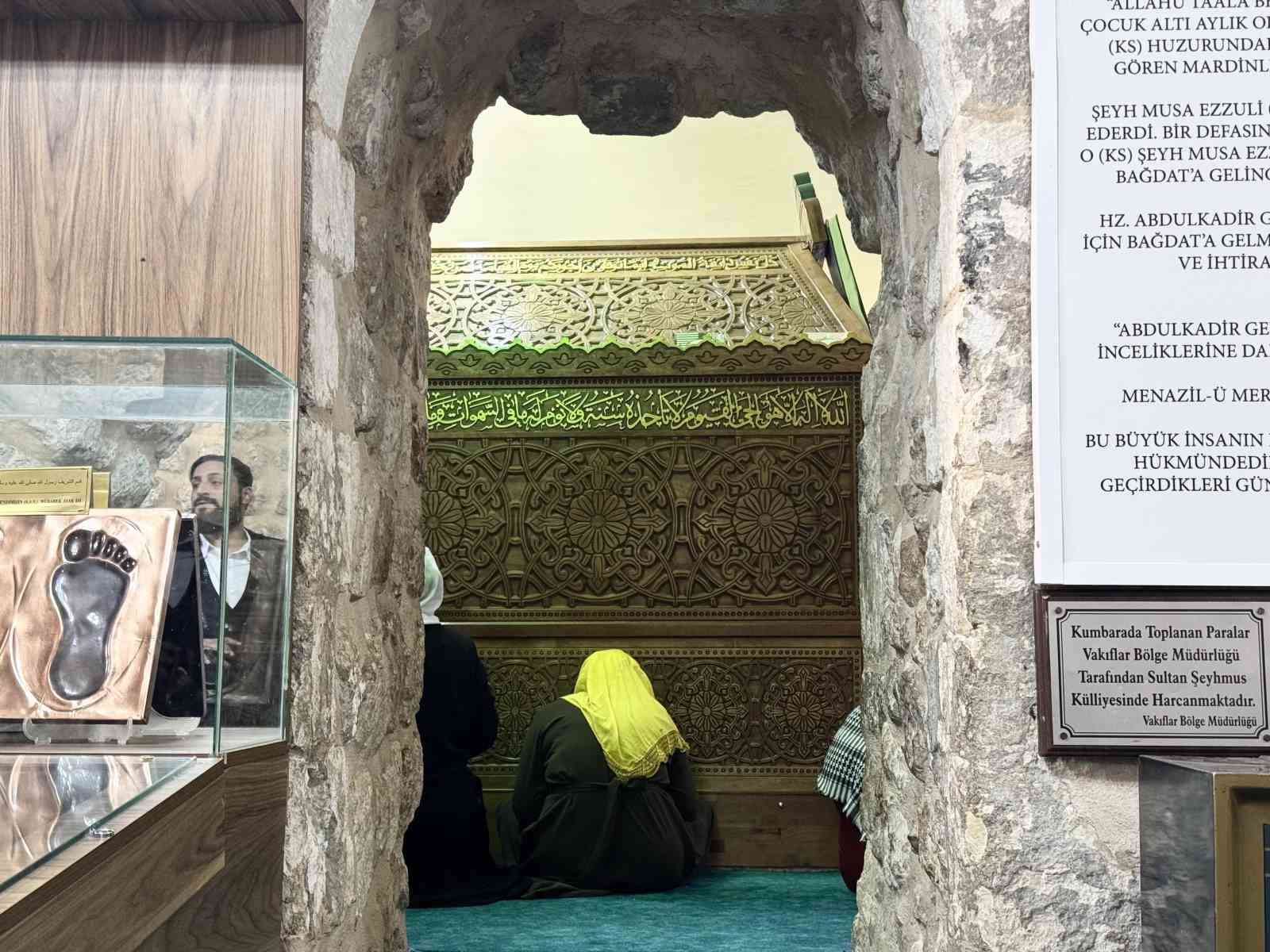 Sultan Şeyhmus türbesi ve medresesi binlerce ziyaretçiyi ağırlıyor