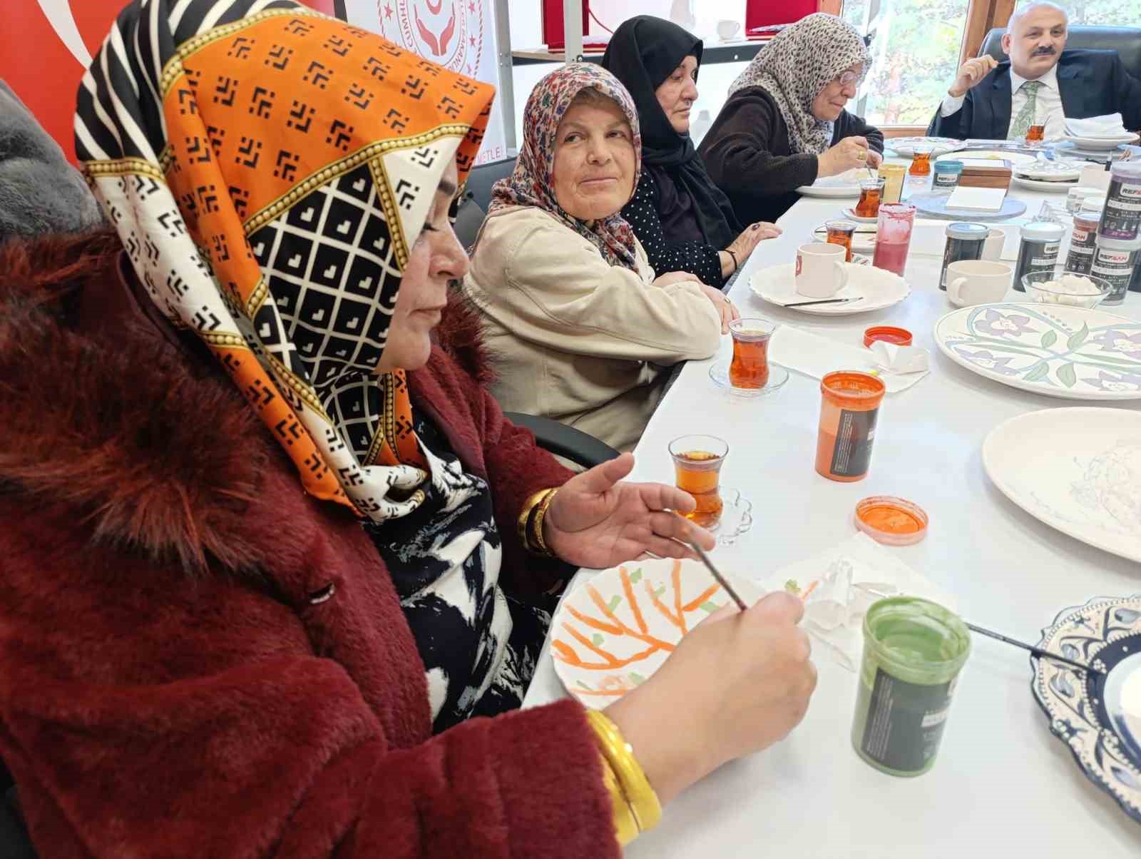 Erzurum&rsquo;da şehit yakınlarına sanatla şifa: &Ccedil;ini, Tezhip ve Ebru kursları başladı
