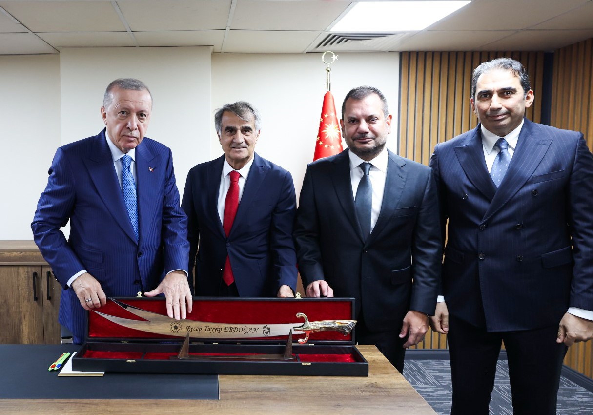 Trabzonspor’dan Cumhurbaşkanı Erdoğan’a Sürmene kılıcı hediyesi