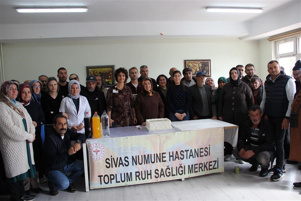 Sivas’ta Ruh Sağlığı Günü’nde halaylar çekildi