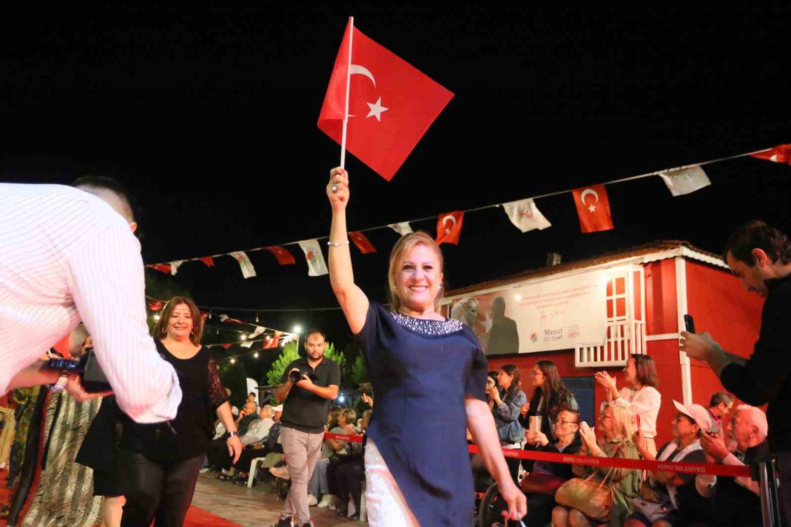 Antalya&rsquo;da 60 yaş &uuml;st&uuml; &ouml;ğrenciler podyumda mankenlere taş &ccedil;ıkardı
