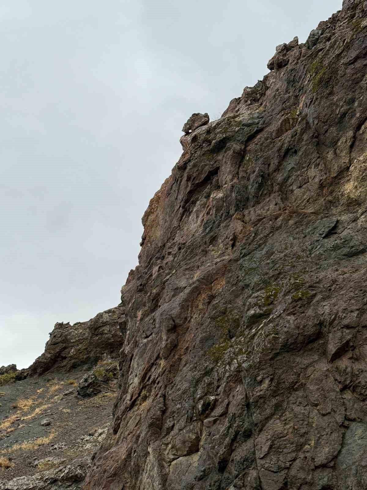 Elazığ’da köy yolunda çökme meydana geldi