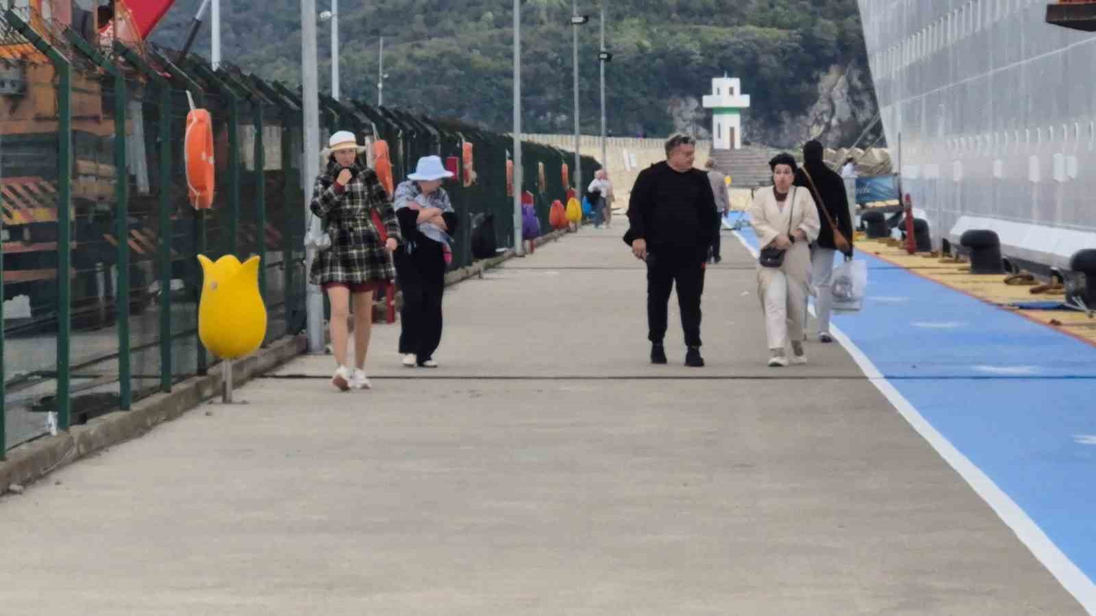 Rus turistleri taşıyan dev gemiye yoğun bakım