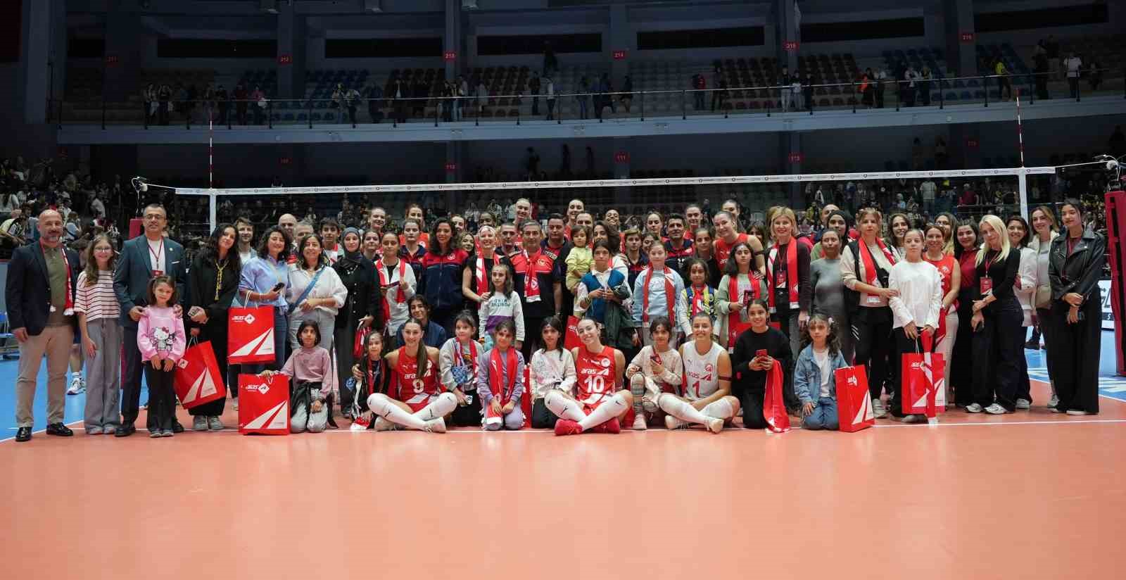 Aras Spor Kul&uuml;b&uuml;, yeni sezona İzmir İtfaiyesi ve İzmirli kız &ccedil;ocuklarıyla el ele başladı
