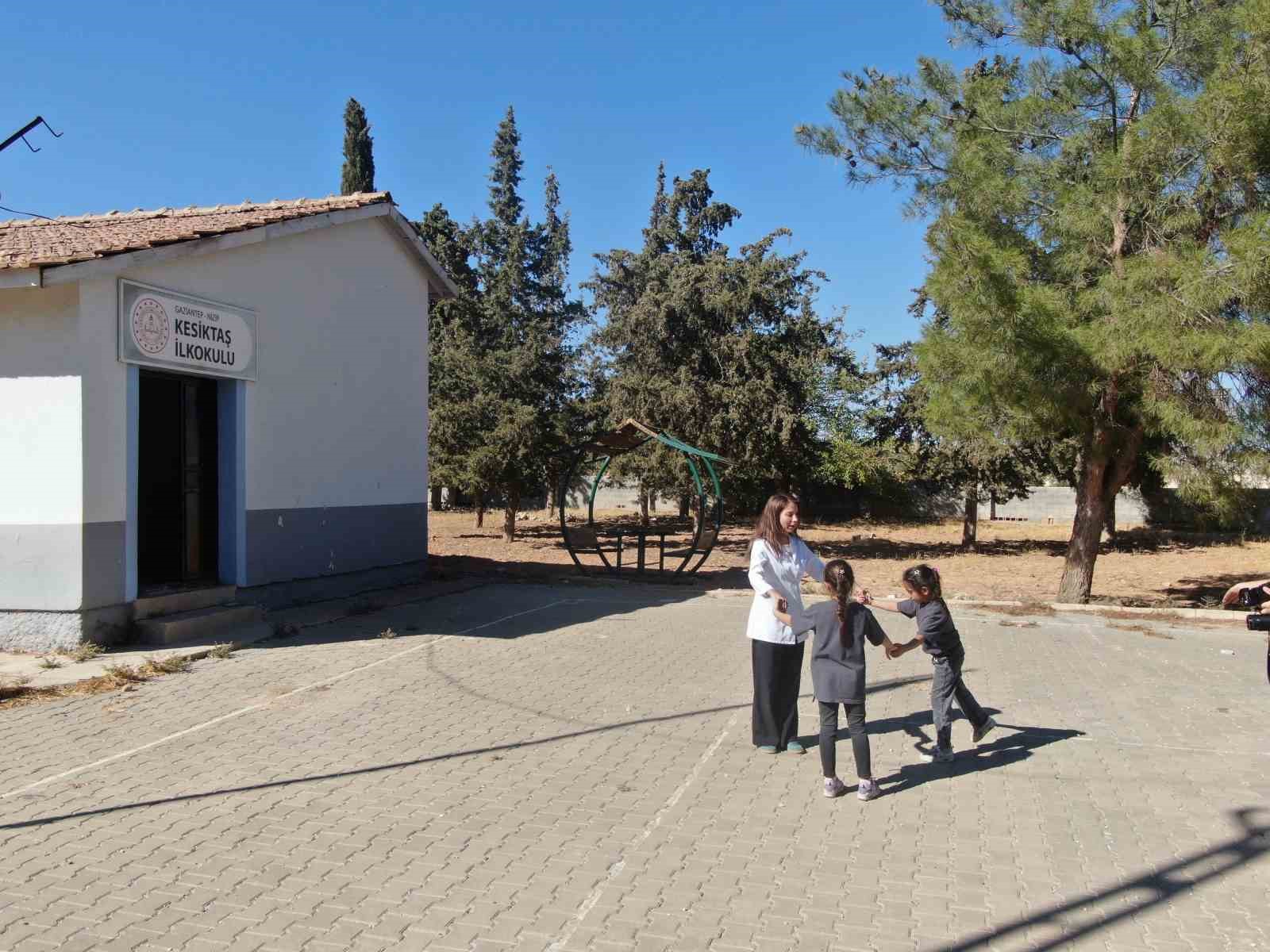 Bu okulda iki &ouml;ğrenci, bir &ouml;ğretmen var
