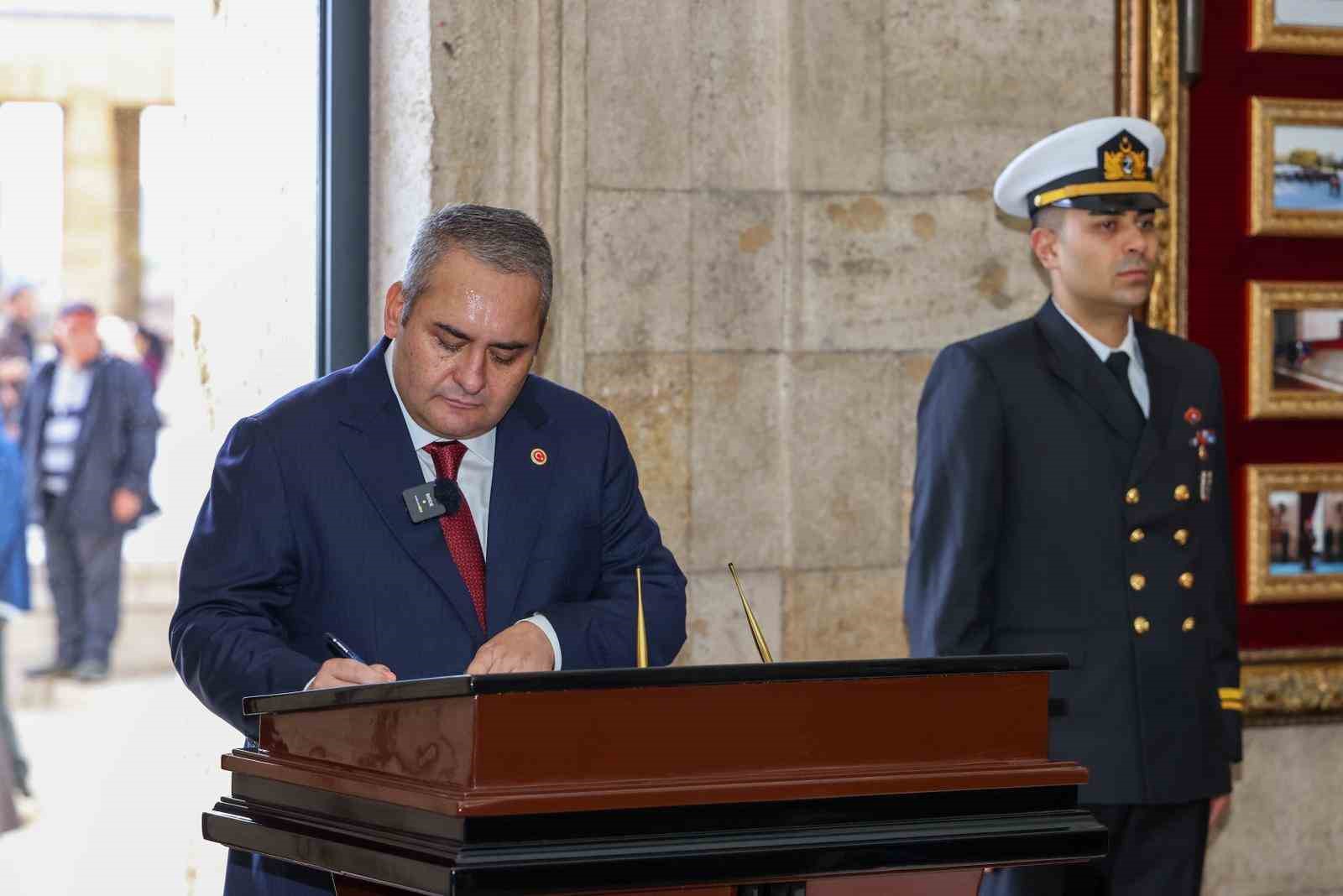 Ankara’nın Başkent oluşunun 102’nci yılında binlerce Keçiörenli Anıtkabir’i ziyaret etti