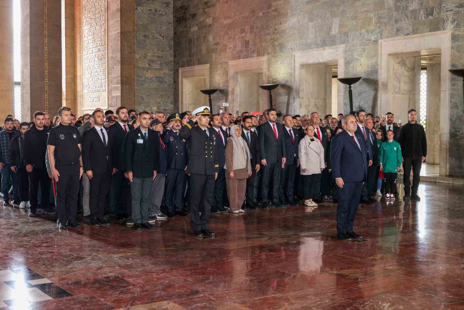 Ankara’nın Başkent oluşunun 102’nci yılında binlerce Keçiörenli Anıtkabir’i ziyaret etti