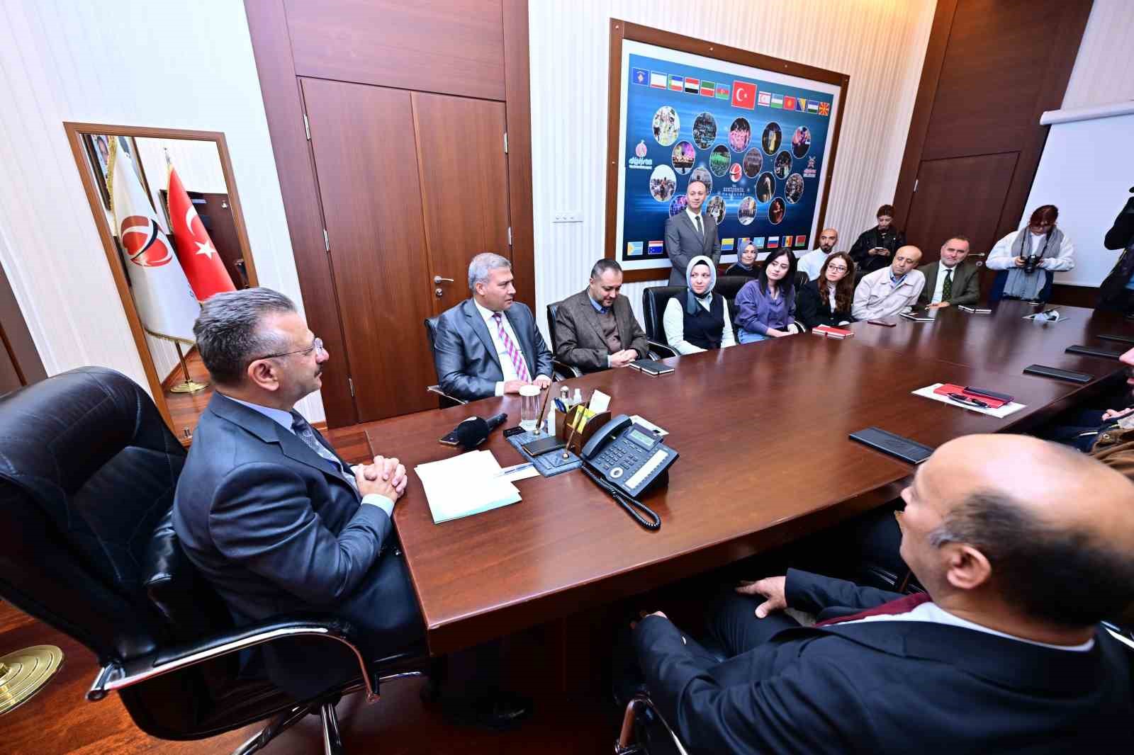 Hak kazanan gazetecilerin basın kartlarını Vali Aksoy teslim etti
