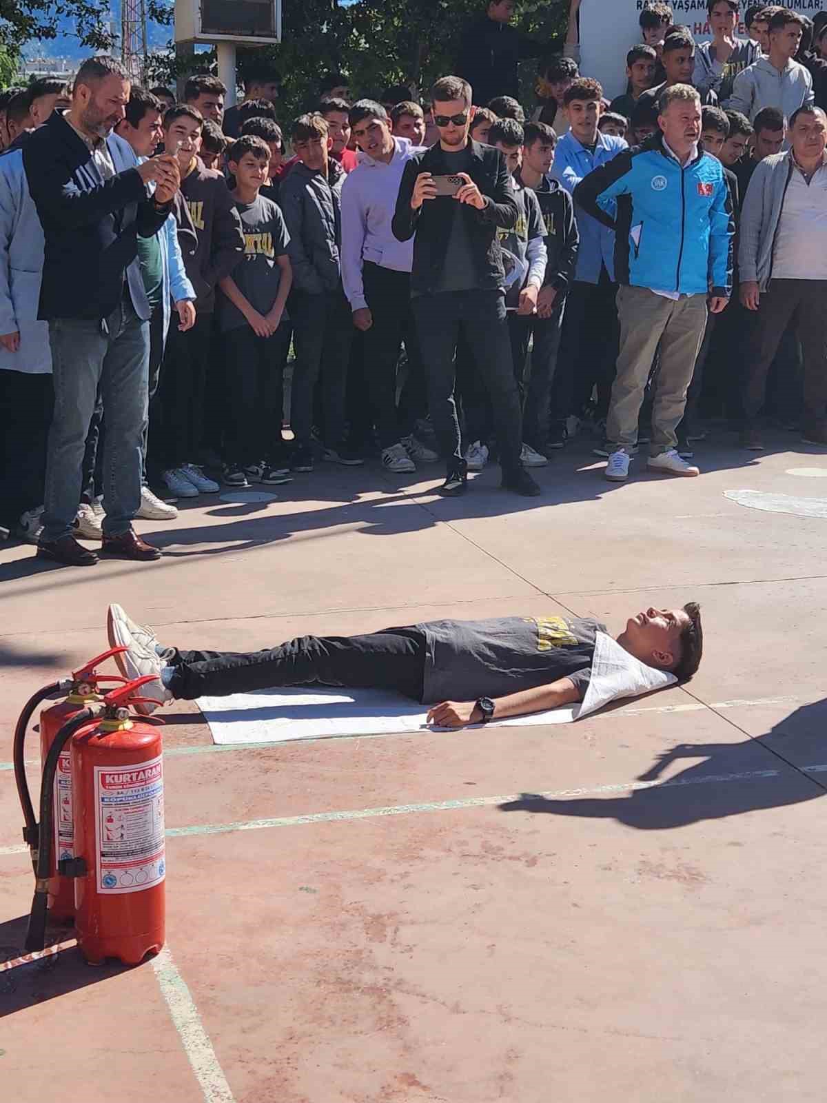 Öğrenciler deprem ve yangın tatbikatı yaptı
