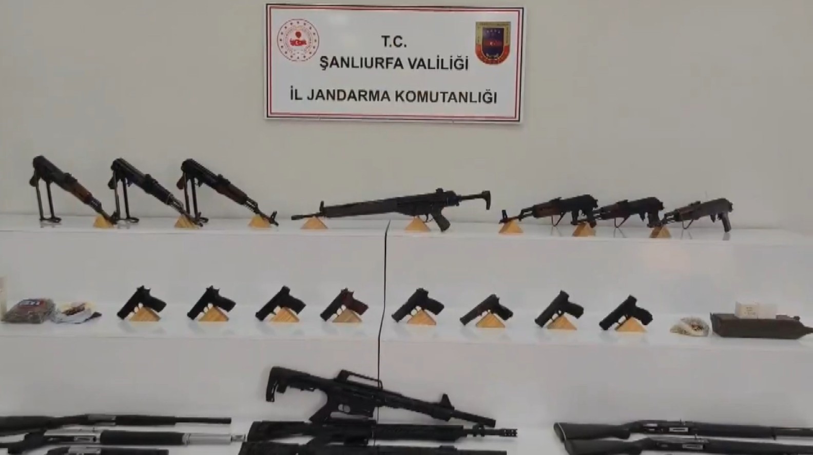 Şanlıurfa&rsquo;da silah ka&ccedil;ak&ccedil;ılarına operasyon: 12 g&ouml;zaltı
