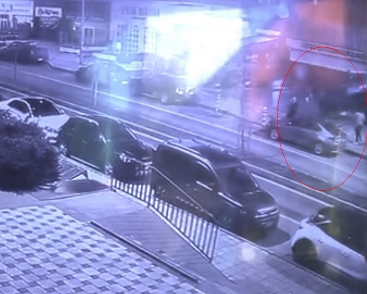 Tekirdağ’da alkollü şahsın arkadaşına silahlı saldırı anı kamerada