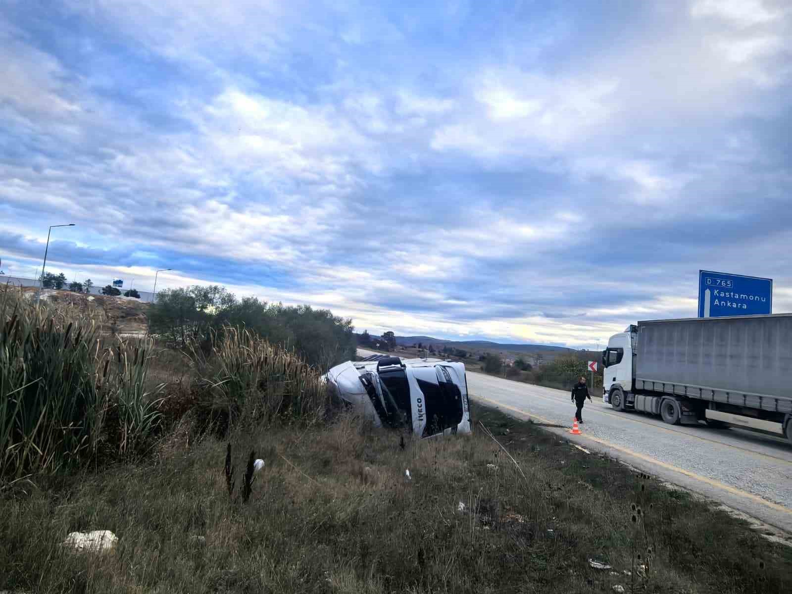 Sunta yüklü tır devrildi: 1 yaralı
