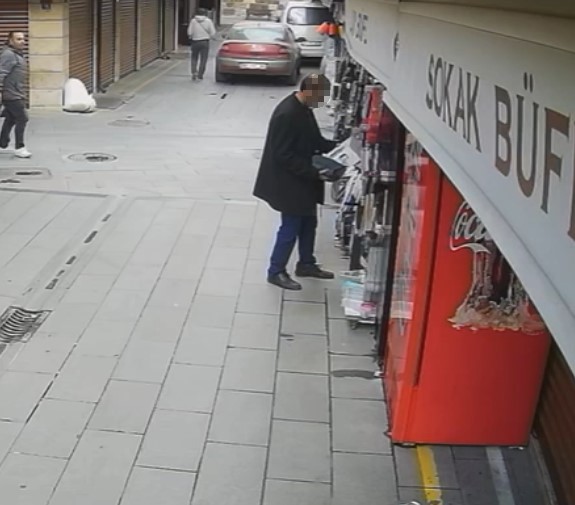 Dükkanın önündeki fanlı ısıtıcıyı bakıyormuş gibi yapıp alıp gitti