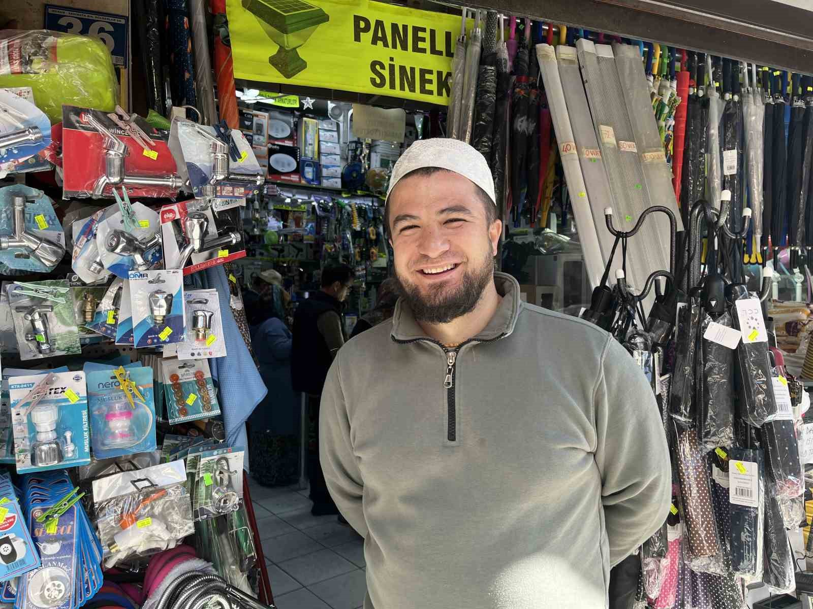 Dükkanın önündeki fanlı ısıtıcıyı bakıyormuş gibi yapıp alıp gitti