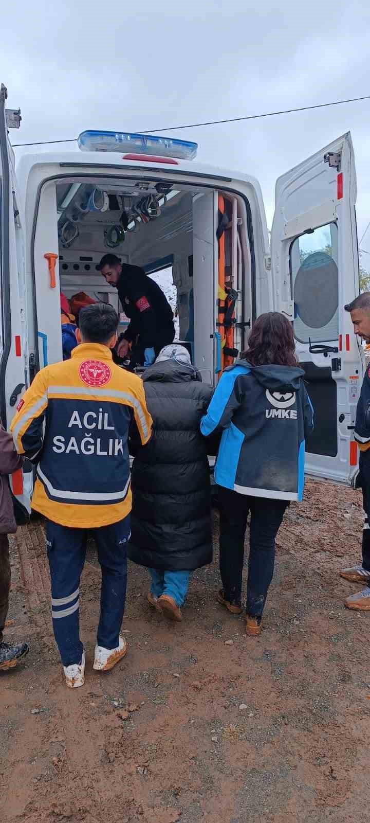 Tunceli’de ekipler hastalanan kadın için seferber oldu
