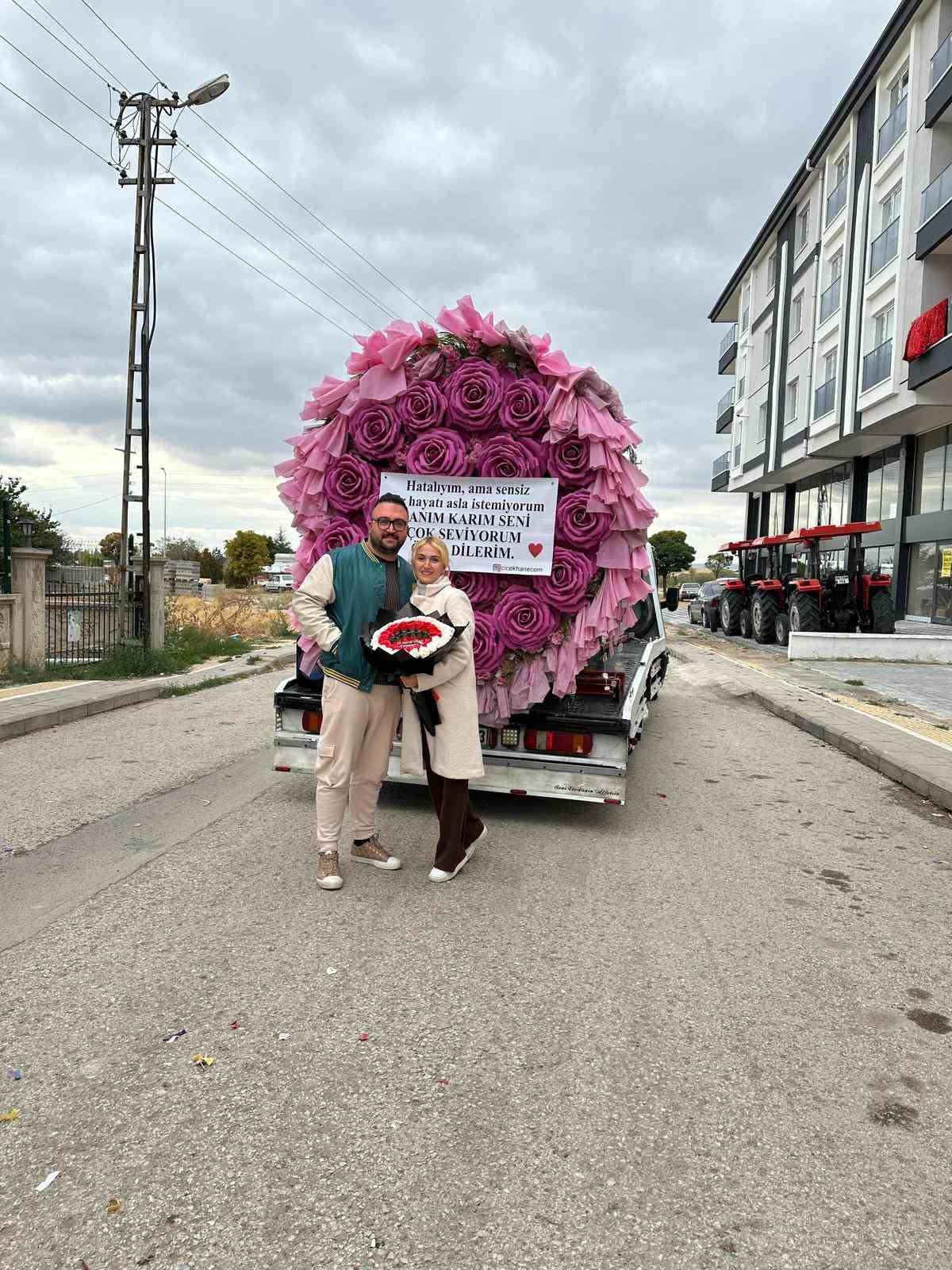 Çekiciyle dev bir çiçek buketi göndererek eşinden özür diledi