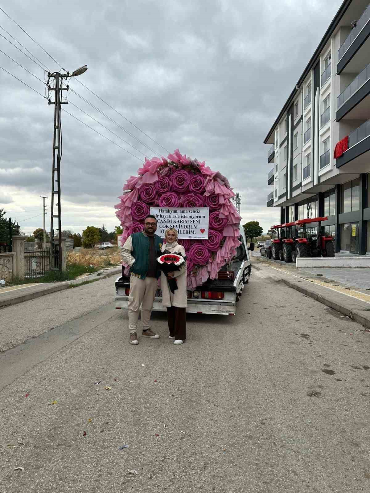 Çekiciyle dev bir çiçek buketi göndererek eşinden özür diledi