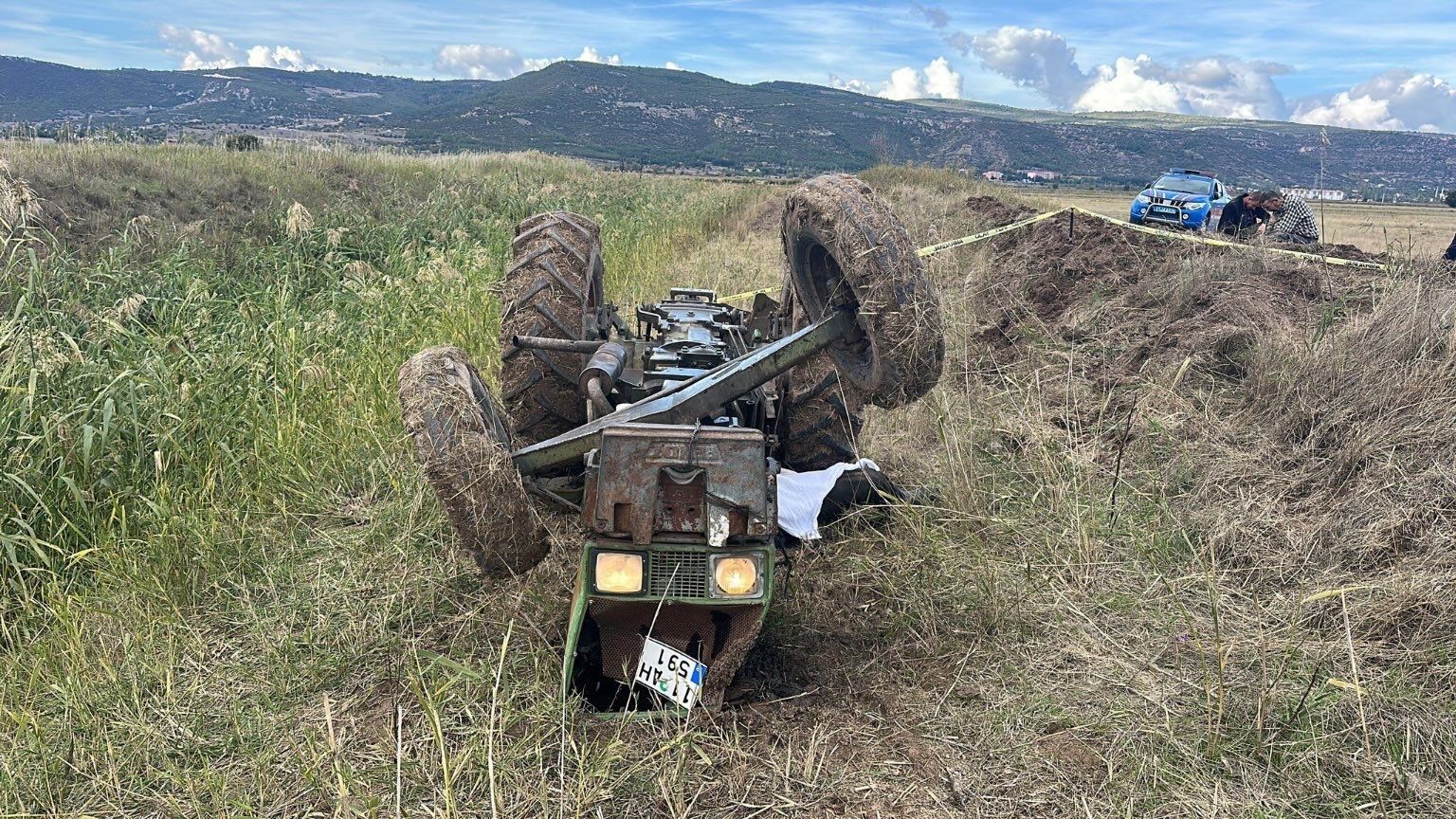 Su kanalına devrilen traktörün altında kalan yaşlı adam hayatını kaybetti