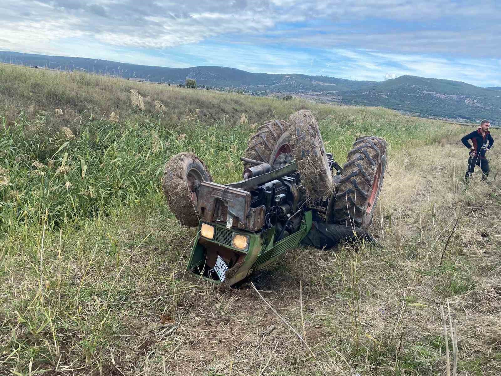 Su kanalına devrilen traktörün altında kalan yaşlı adam hayatını kaybetti
