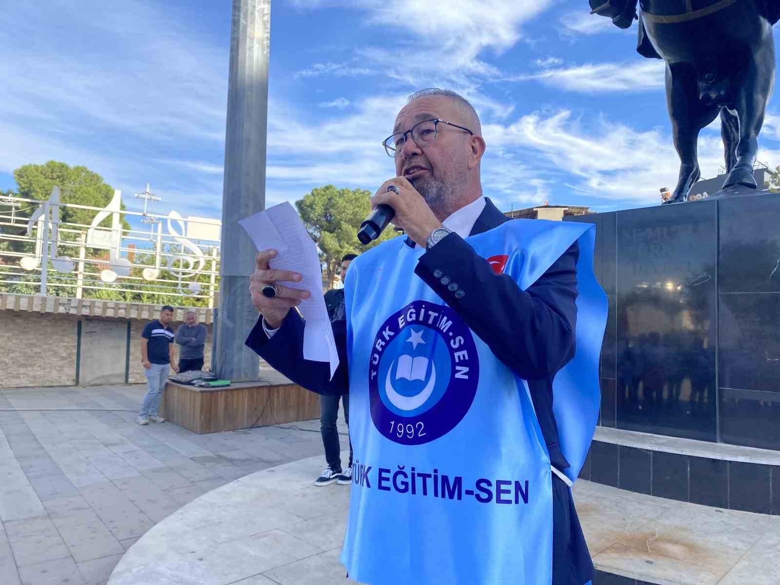 &Ouml;ğrenci ve akrabalarından &ouml;ğretmene &ccedil;irkin saldırı
