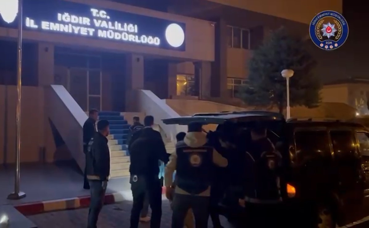 Iğdır’da kaçak 10 Afgan göçmen ve göçmenleri taşıyan 2 kişi yakalandı