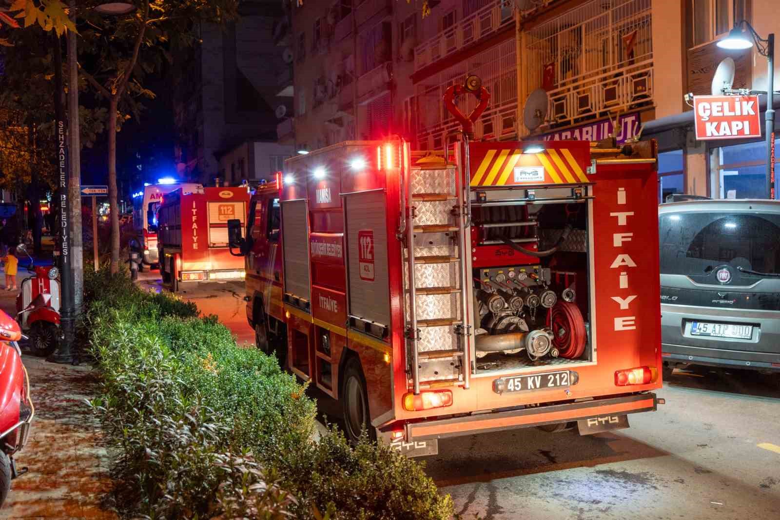 Kendisinden şikayet&ccedil;i olan eşine kızıp evi ateşe verdi
