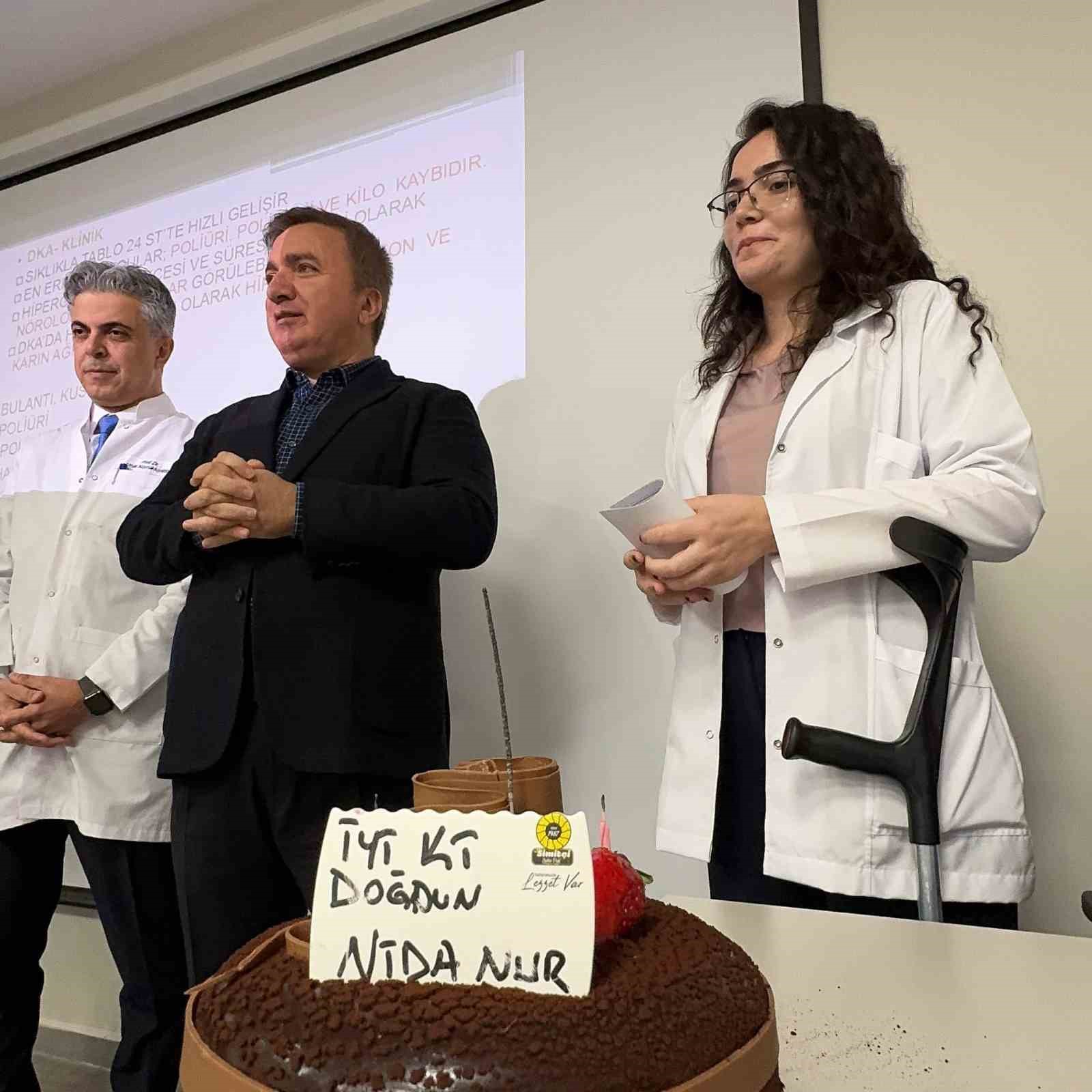 Hastane &ccedil;alışanının silahlı saldırısı sonucu bacağını kaybeden tıp &ouml;ğrencisine validen doğum g&uuml;n&uuml; s&uuml;rprizi
