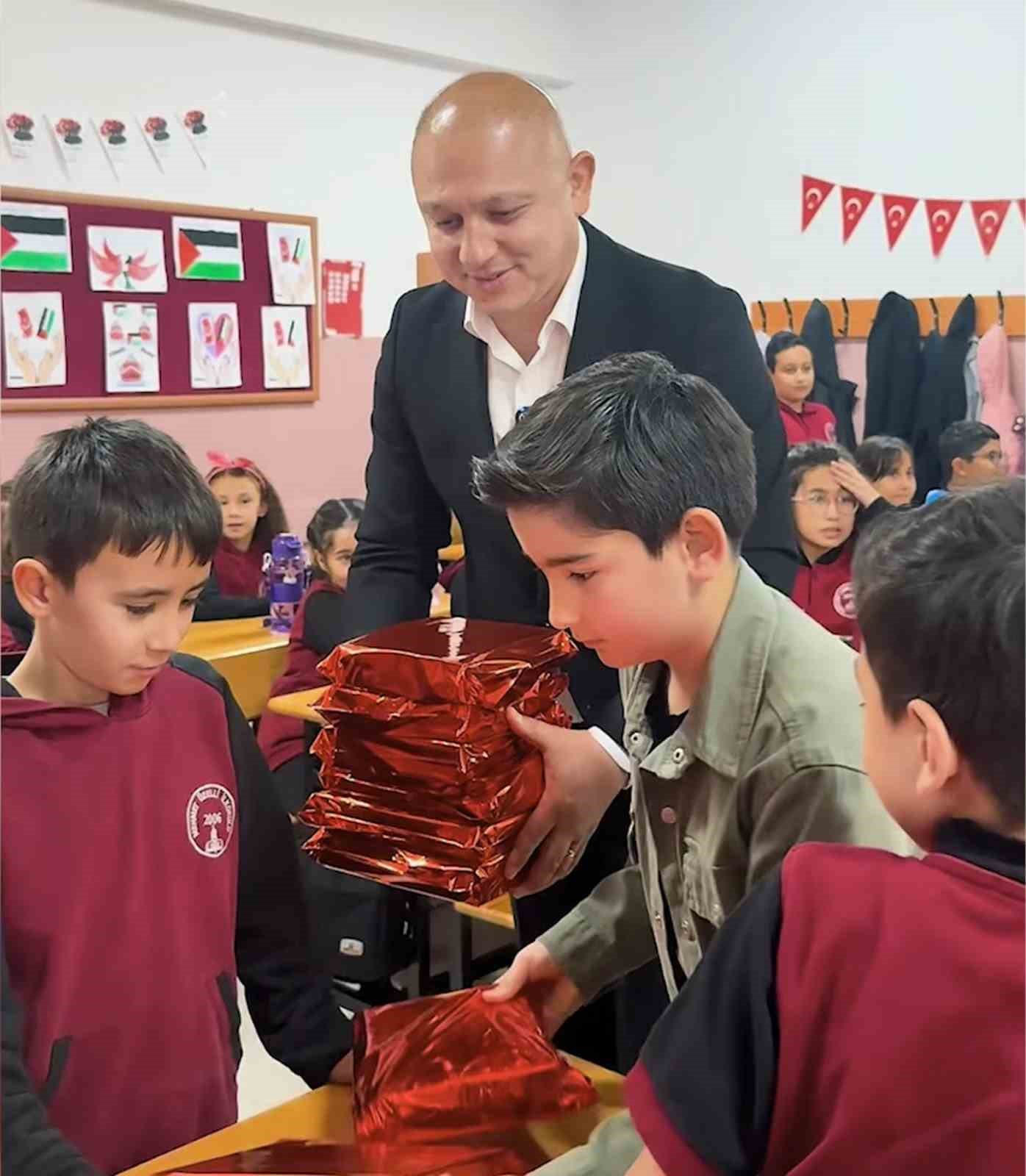 Sınıf başkanlığı se&ccedil;iminde belediye başkanını getirme vaadini yerine getirdi
