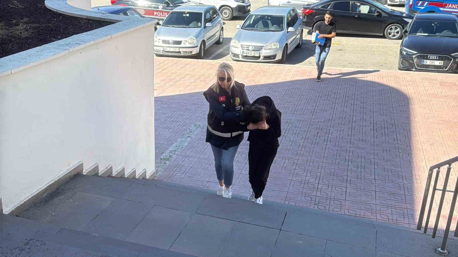 Doğurduğu bebeği terasa bırakan kadın tutuklandı
