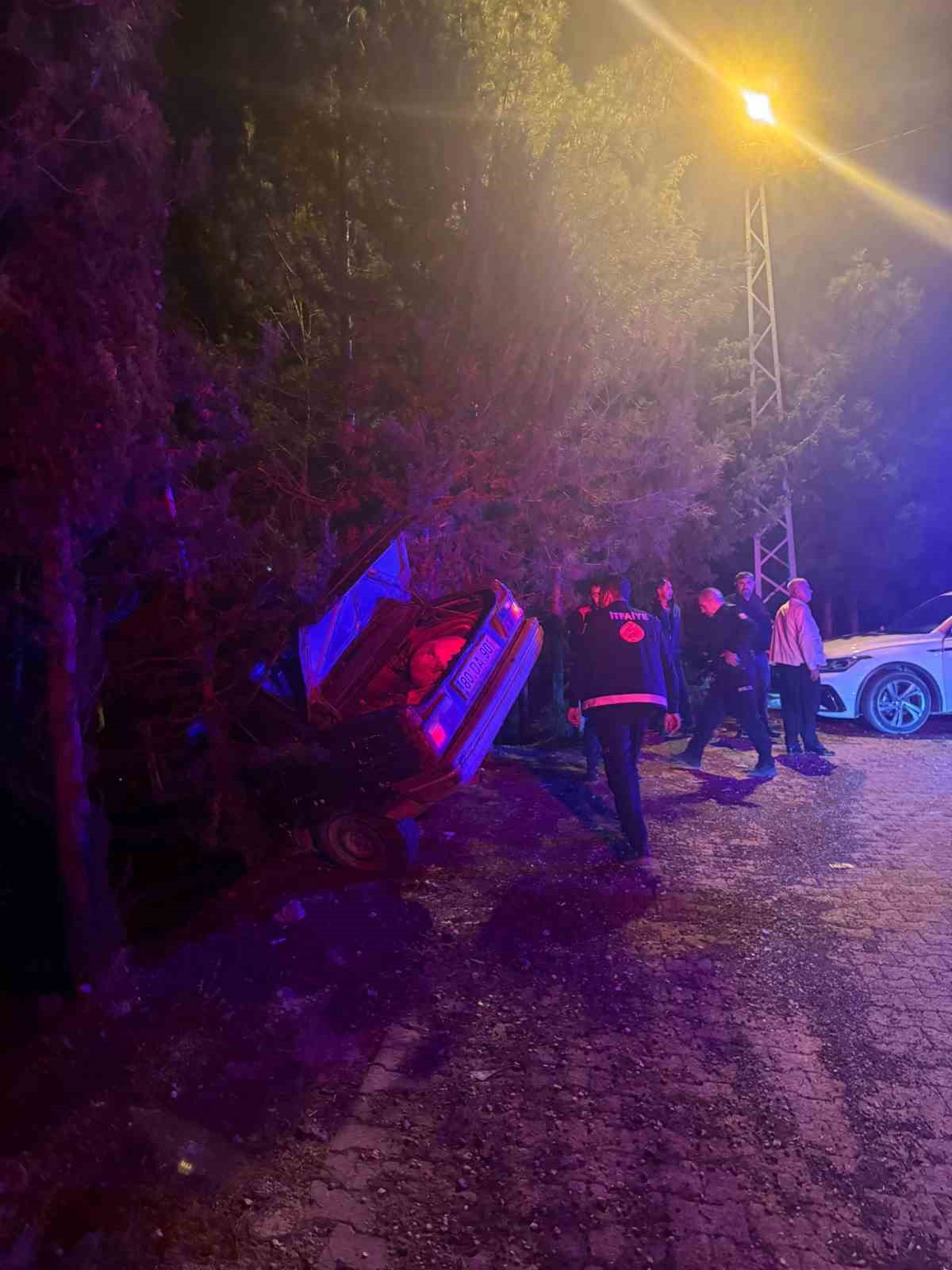 Osmaniye’de otomobil uçuruma düşmekten ağaç sayesinde kurtuldu: 3 yaralı