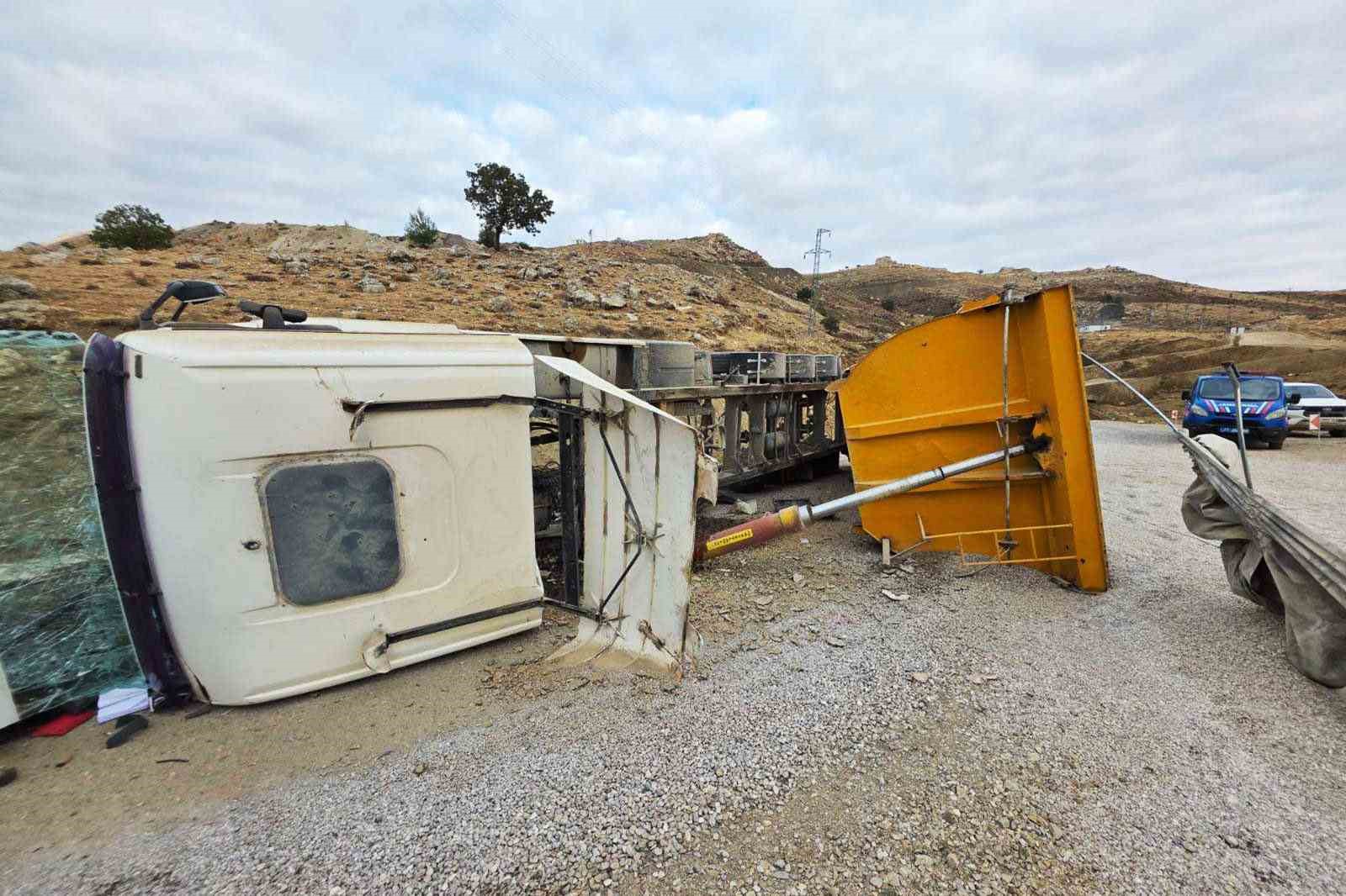 Kırıkkale&rsquo;de mıcır y&uuml;kl&uuml; kamyon devrildi: 1 yaralı
