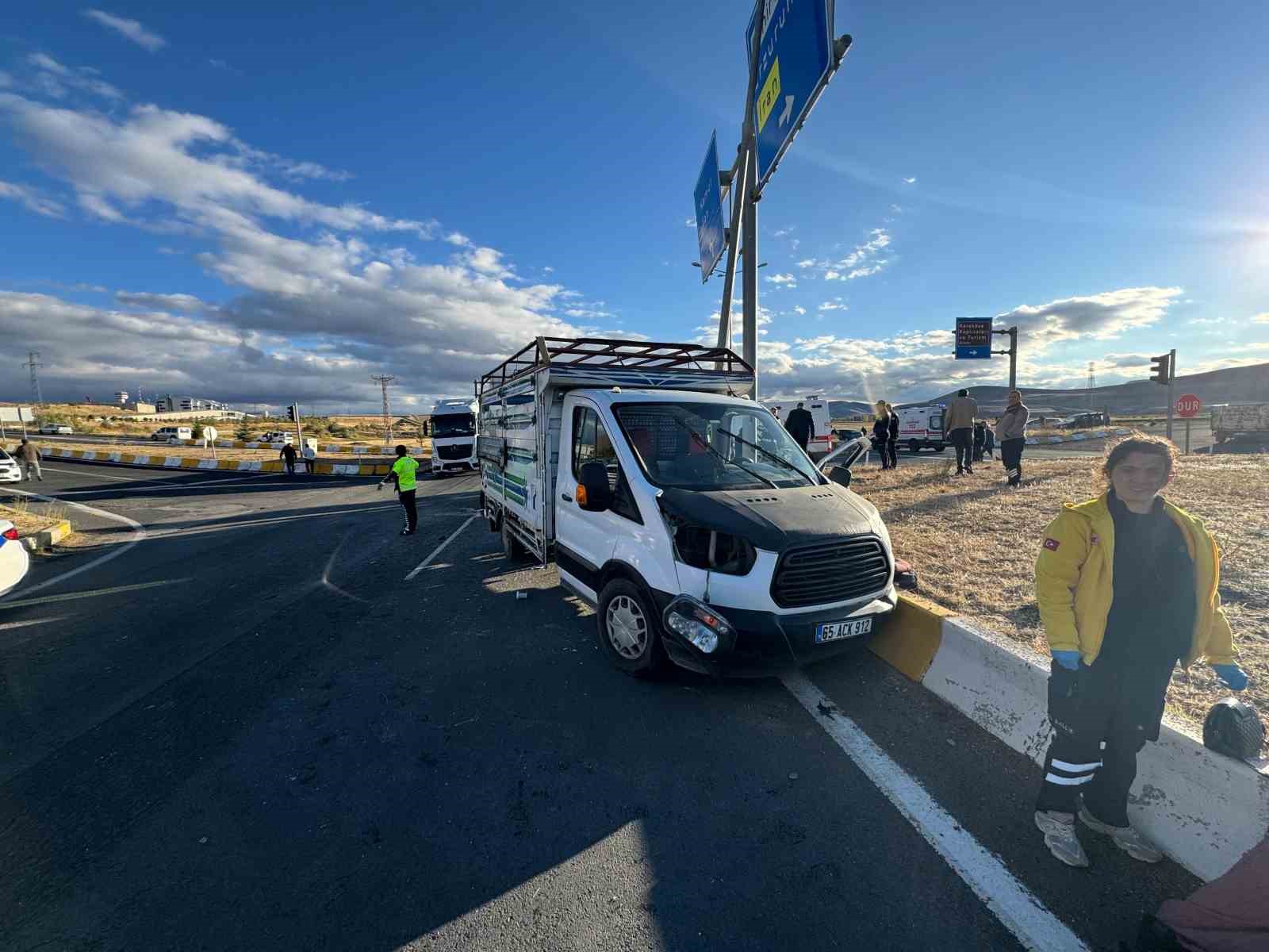 Ağrı&rsquo;da ambulans kamyonetle &ccedil;arpıştı: 2&rsquo;si ağır 7 yaralı
