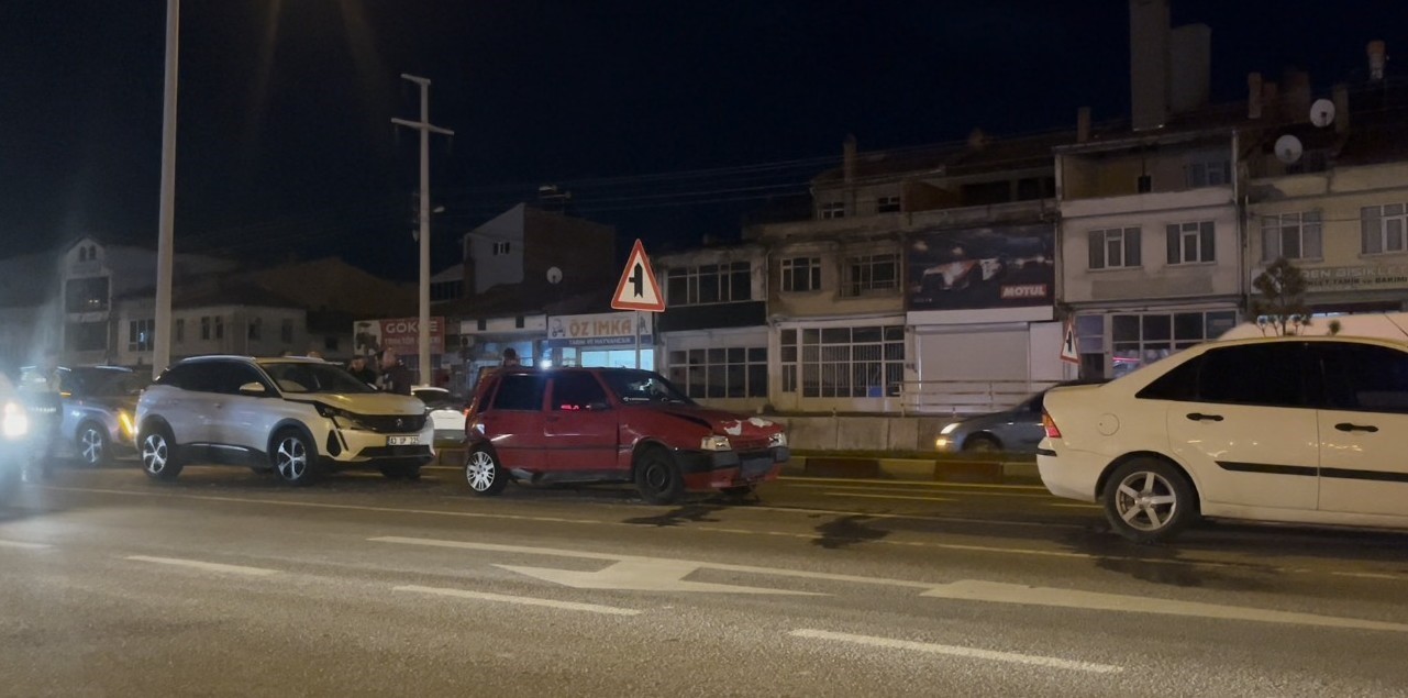Tavşanlı&rsquo;da 4 aracın karıştığı zincirleme kaza kamerada
