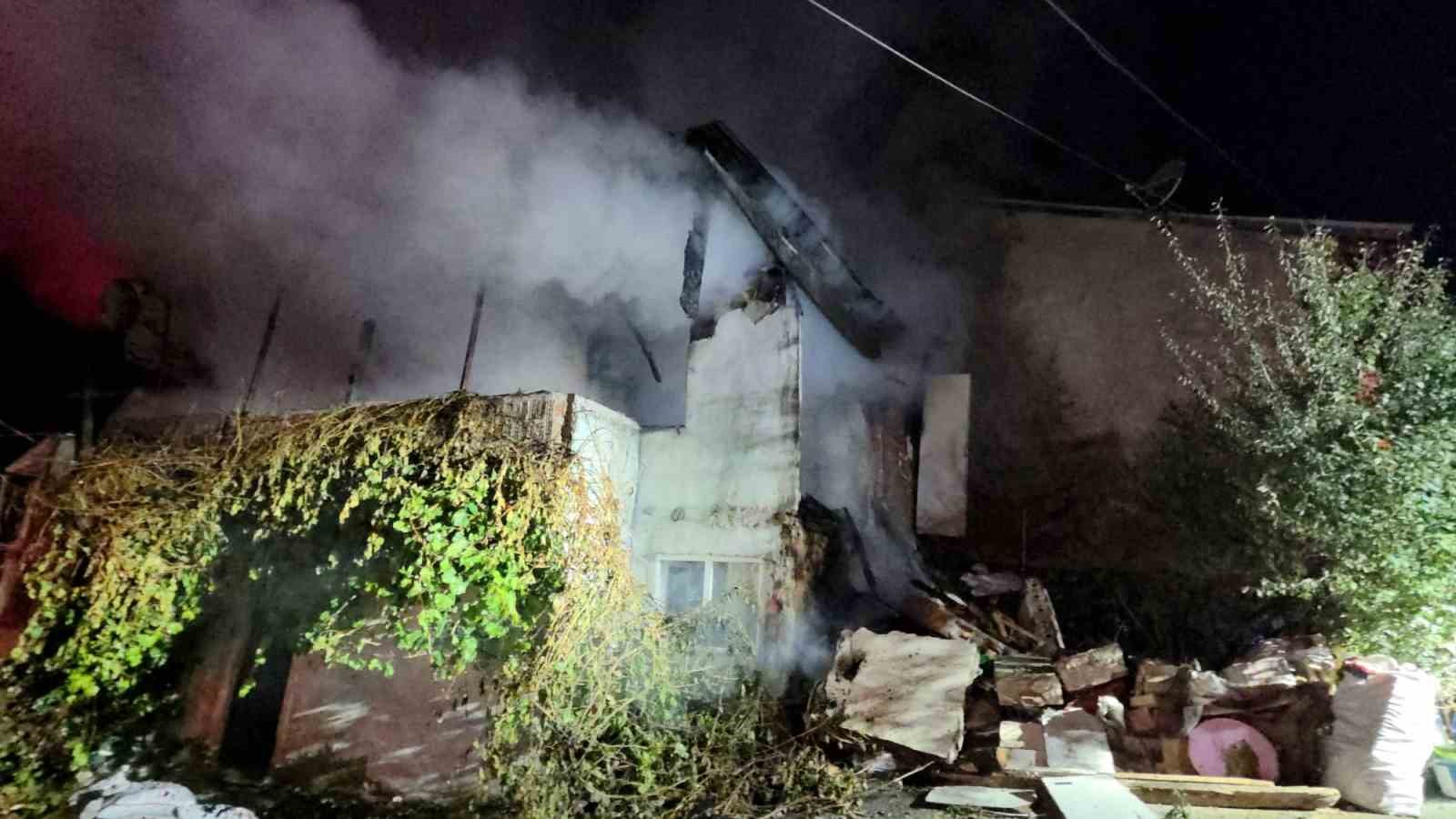 K&uuml;tahya&rsquo;da 2 katlı binada &ccedil;ıkan yangın korkuttu
